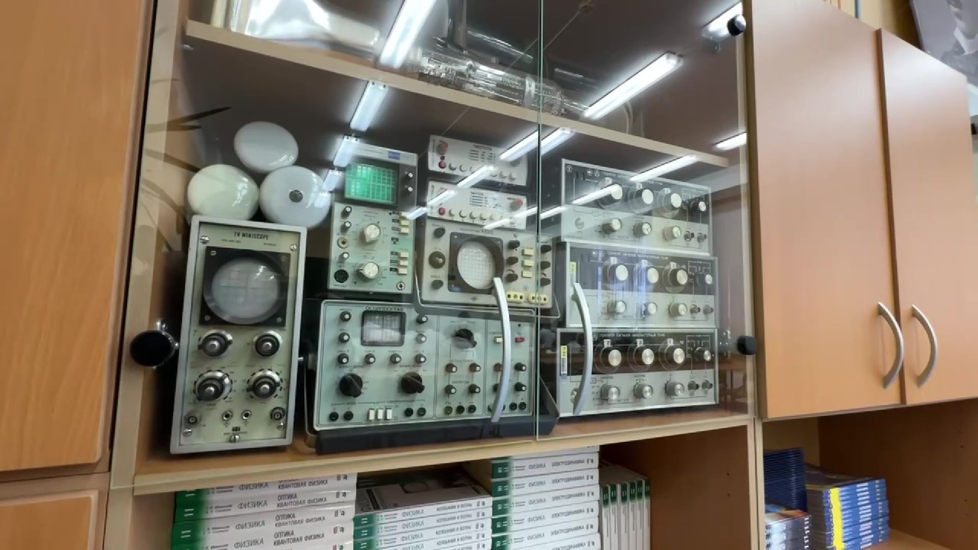 Реутов, учитель года, Юрий Уробушкин, физика, премия, физика на английском,