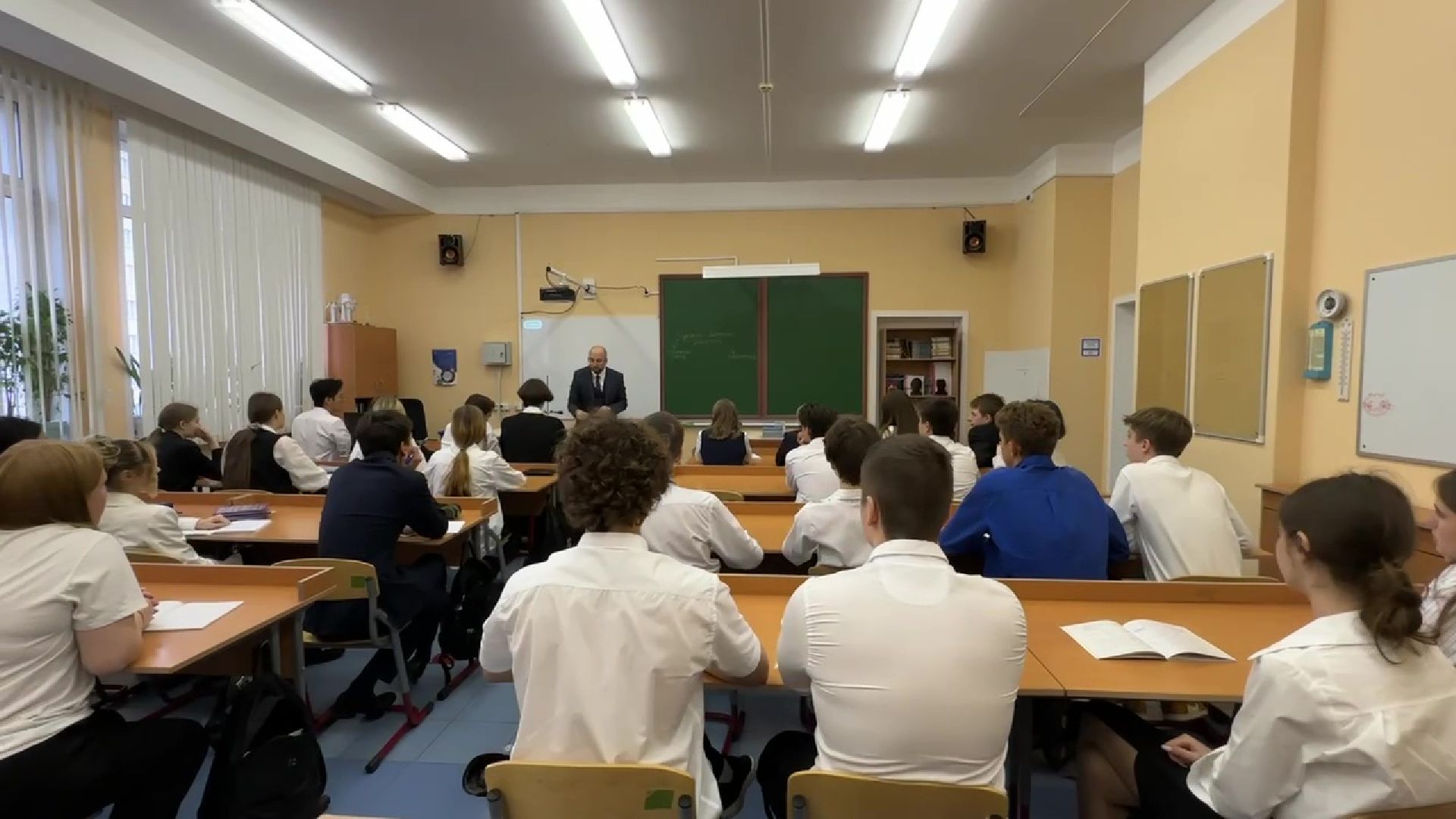 Реутов, учитель года, Юрий Уробушкин, физика, премия, физика на английском,