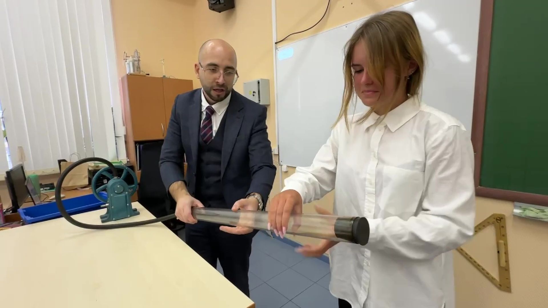 Реутов, учитель года, Юрий Уробушкин, физика, премия, физика на английском,