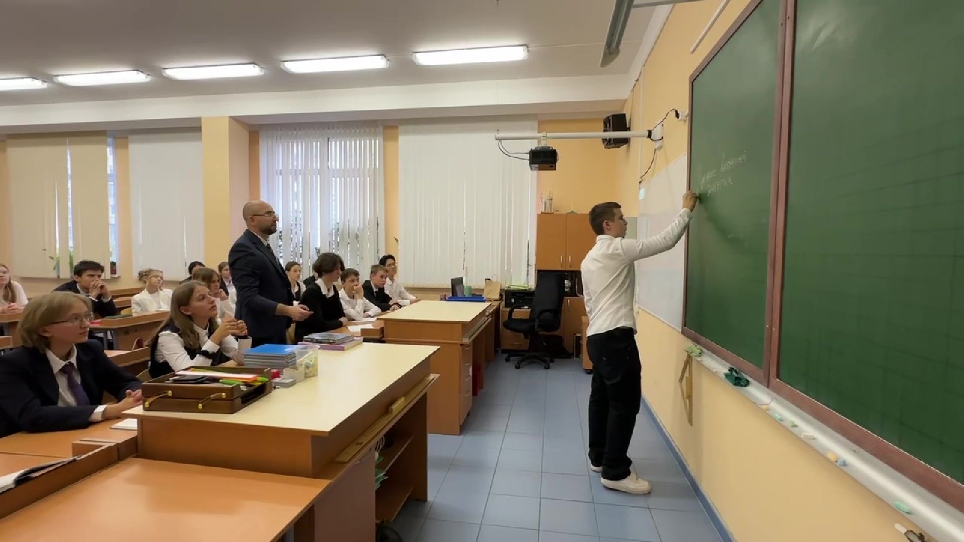 Реутов, учитель года, Юрий Уробушкин, физика, премия, физика на английском,