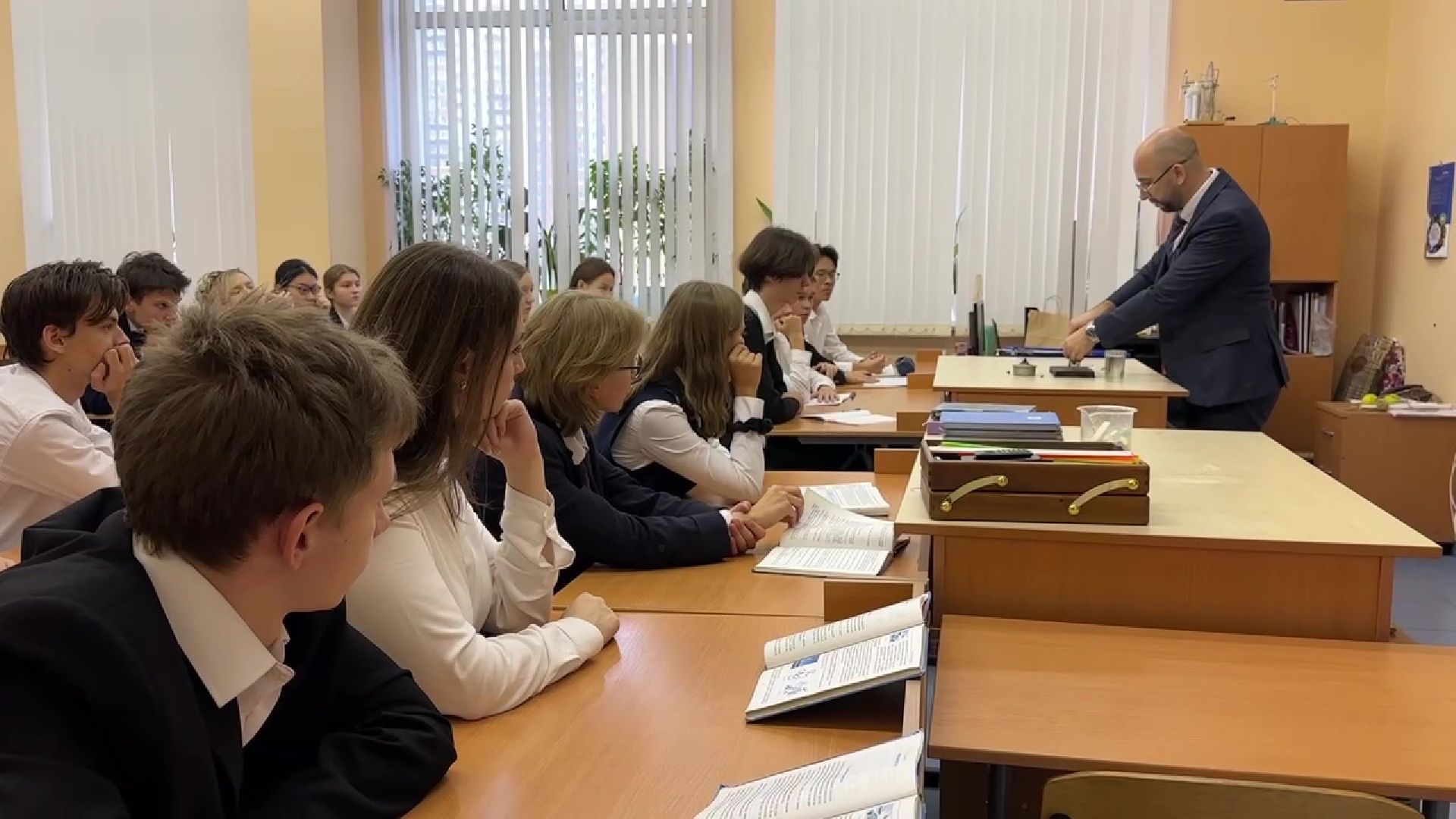 Реутов, учитель года, Юрий Уробушкин, физика, премия, физика на английском,