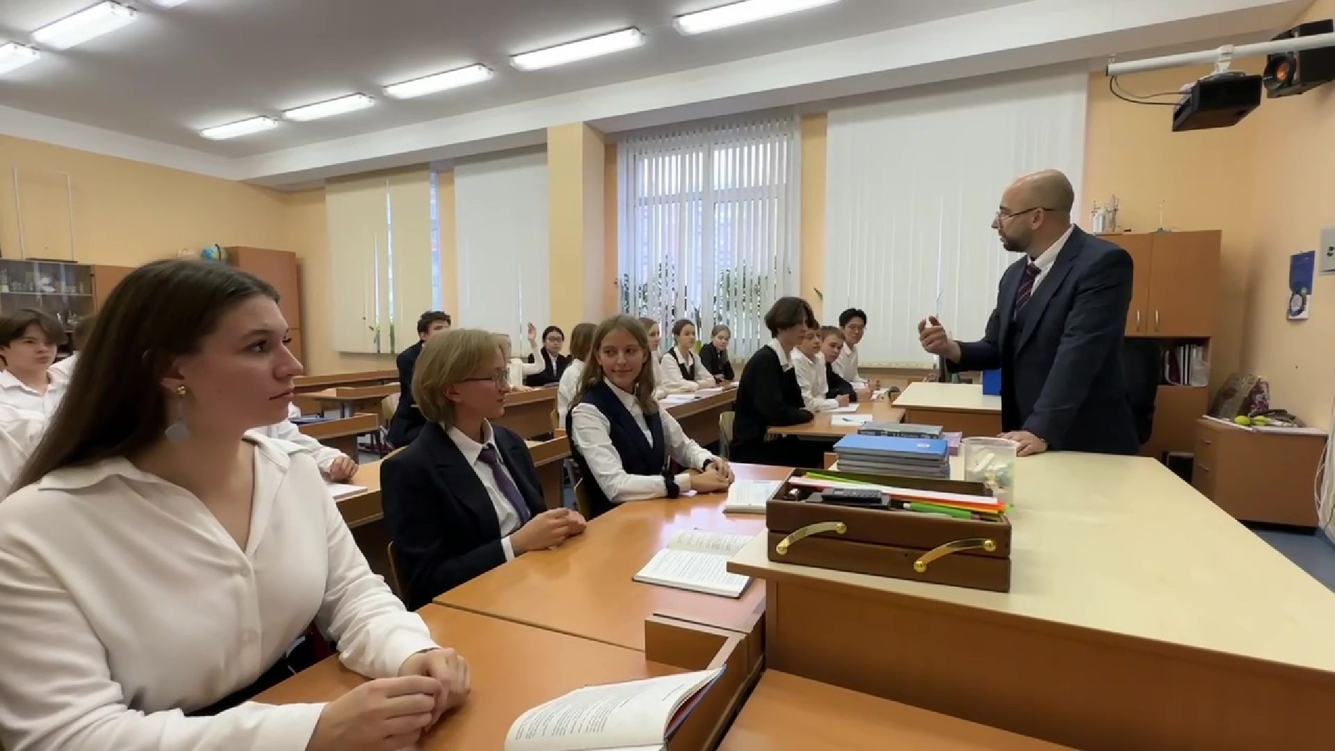 Реутов, учитель года, Юрий Уробушкин, физика, премия, физика на английском,