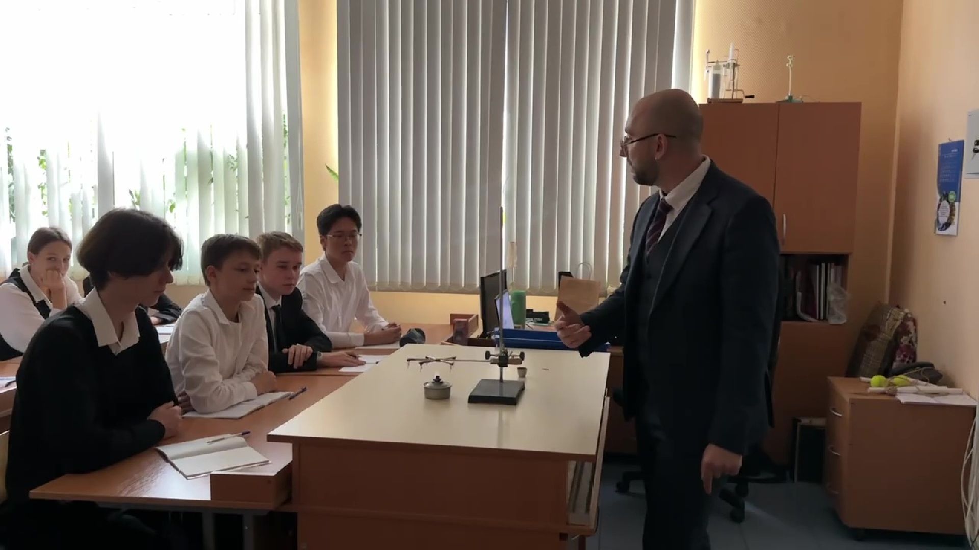 Реутов, учитель года, Юрий Уробушкин, физика, премия, физика на английском,