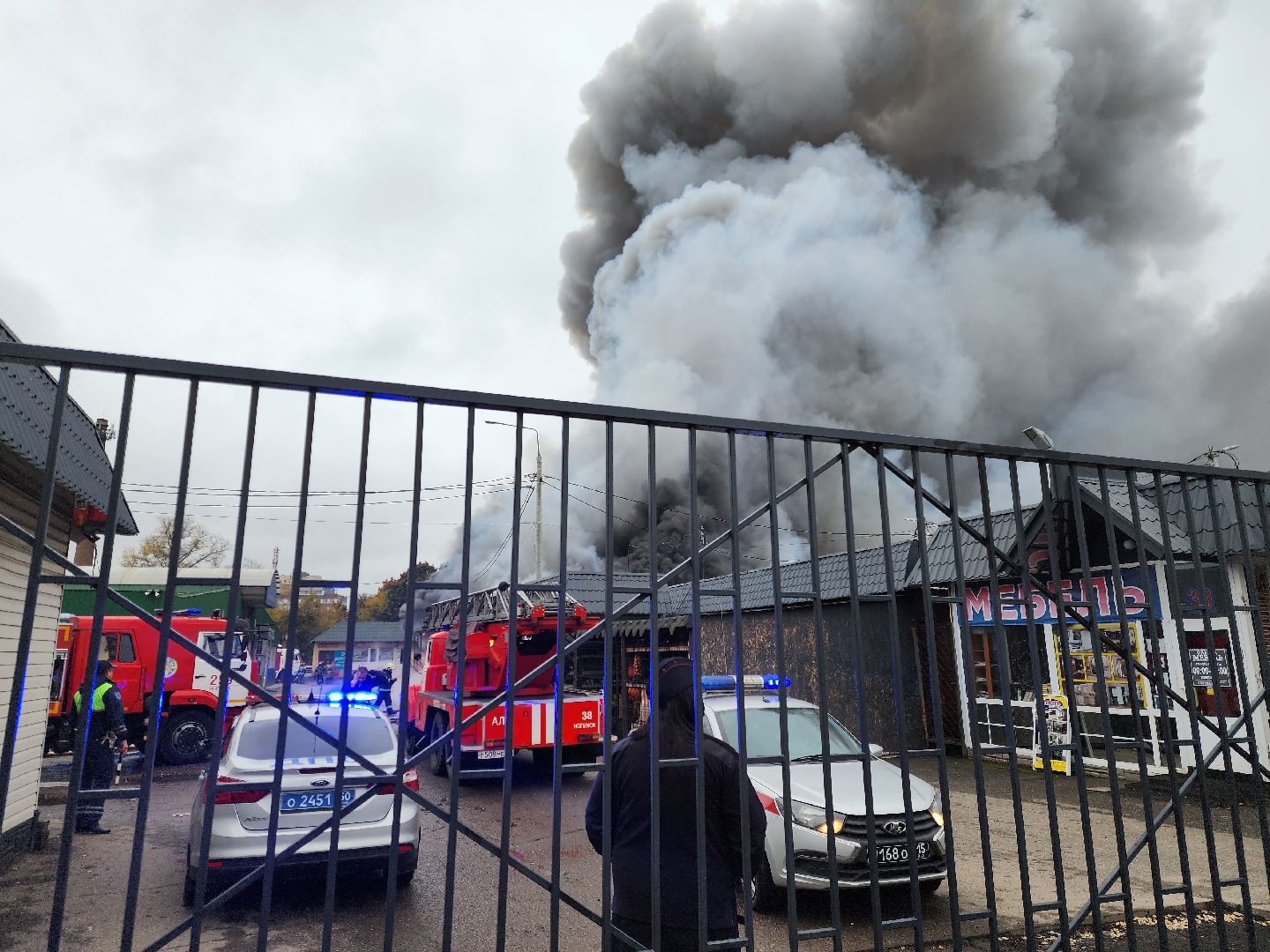 ногинск, жители, общество, пожар, тушение пожара, глуховский рынок, загорелся рынок, мчс, пожарные, чп,