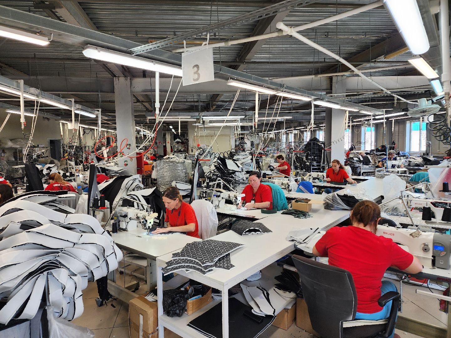 Чехов, мебельная фабрика Бюрократ, расширение производства, новый швейный цех, чехлы для кресел, новые рабочие места, производство мебели,