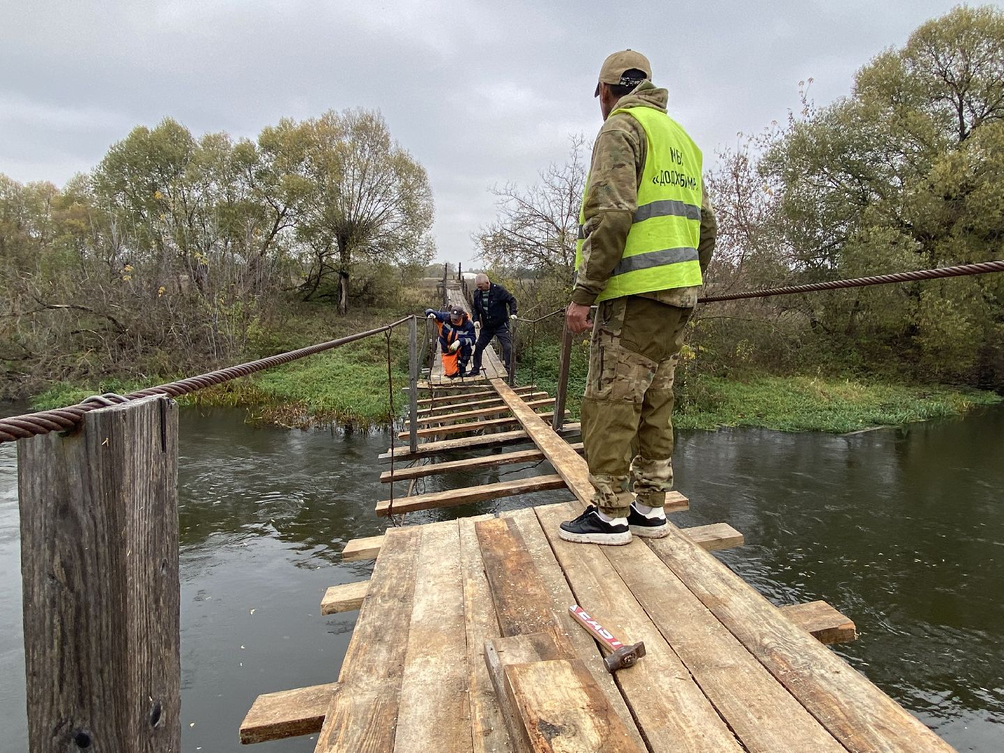 Ремонт, Навесной мост, Доски, Река, Деревня,