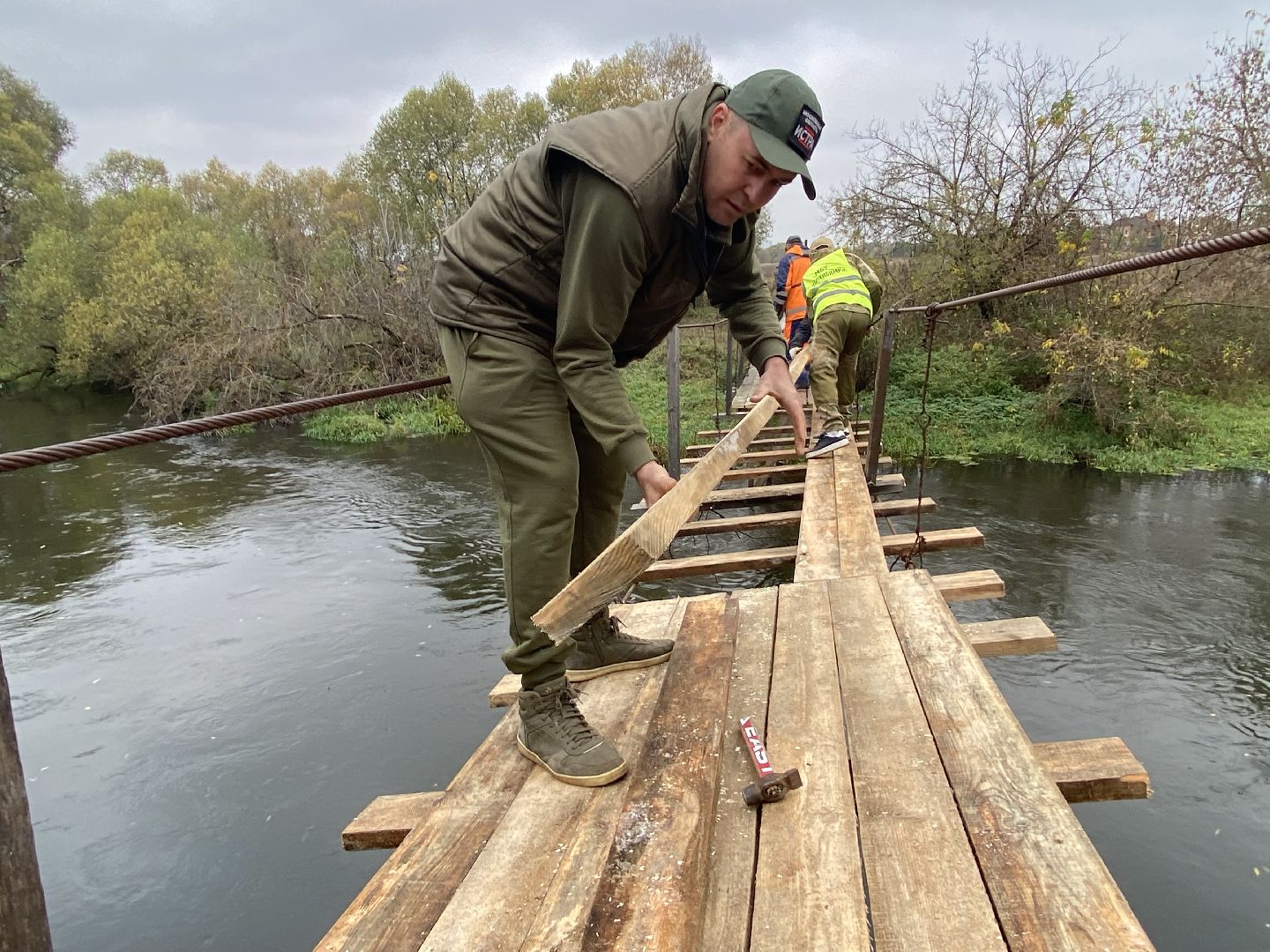 Ремонт, Навесной мост, Доски, Река, Деревня,