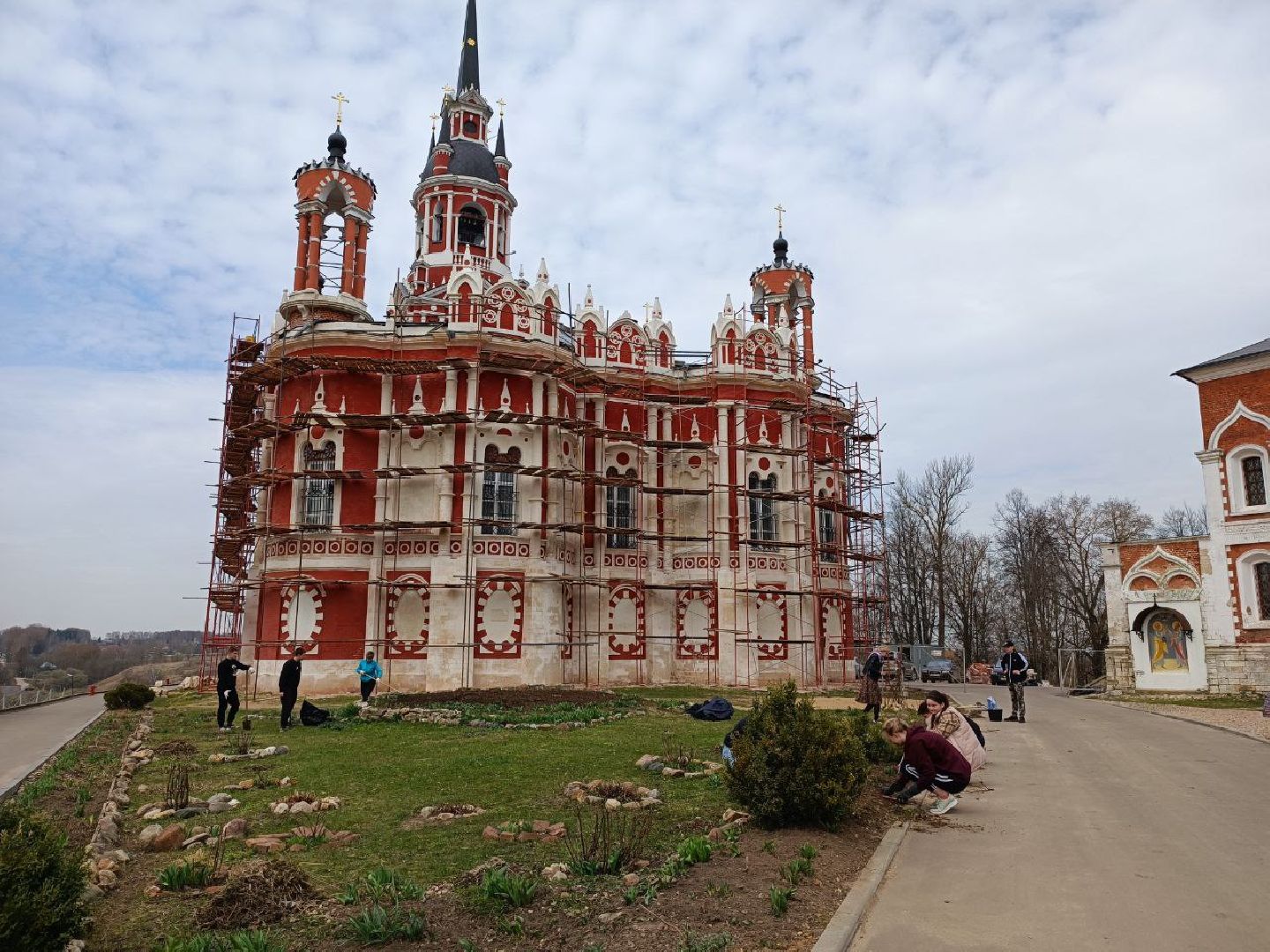 Можайск, Можайский городской округ, Подмосковье, субботник, волонтеры, студенты, Никольский собор