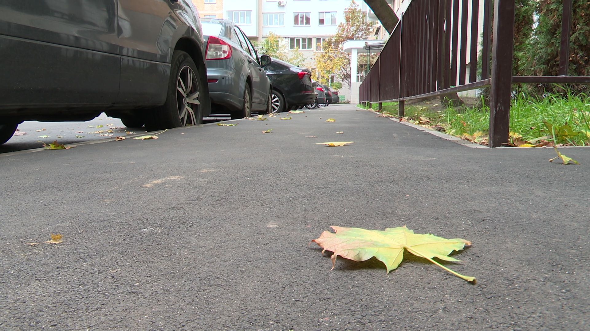 Реутов, новый асфальт, тротуар, проезжая часть, детская площадка,