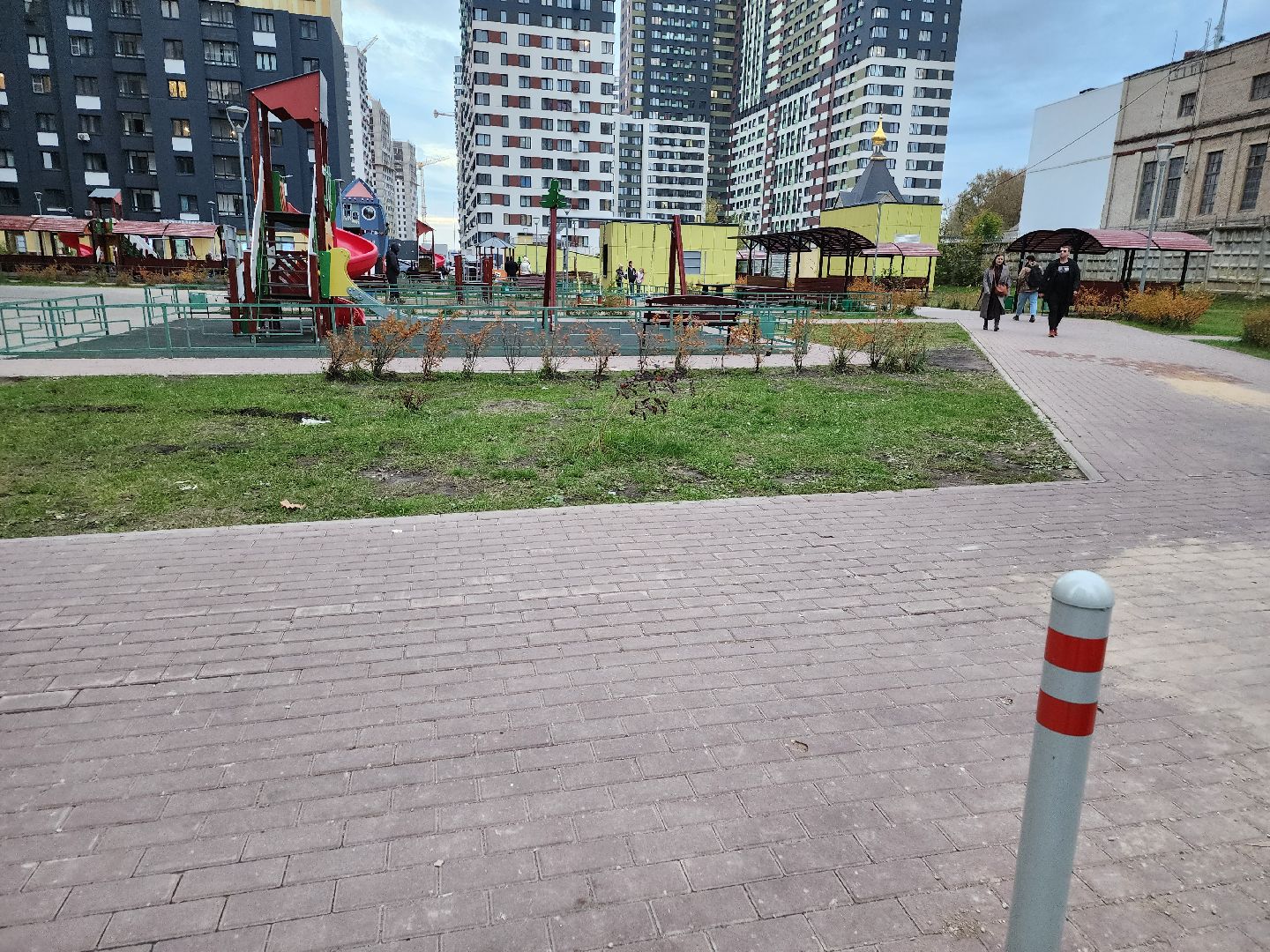 долгопрудный, жк бригантина, тротуарная плитка, бордюр,дорожные столбики, благоустройство,