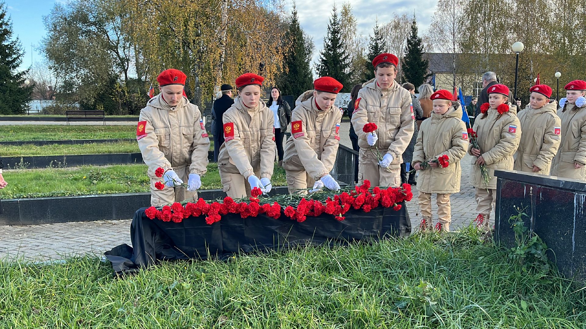 волоколамск, траурный митинг, братское захоронение, захоронение останков,