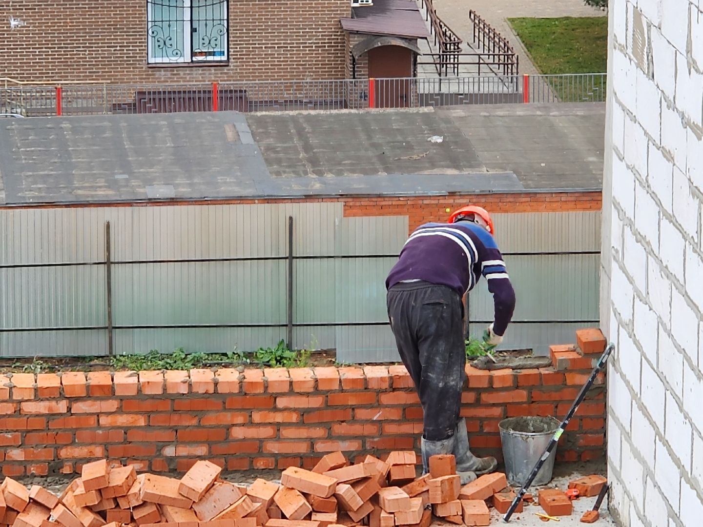 Чехов, школа 3, пристройка, строительство, возведение, обустройство кровли, парапет, наружные сети,