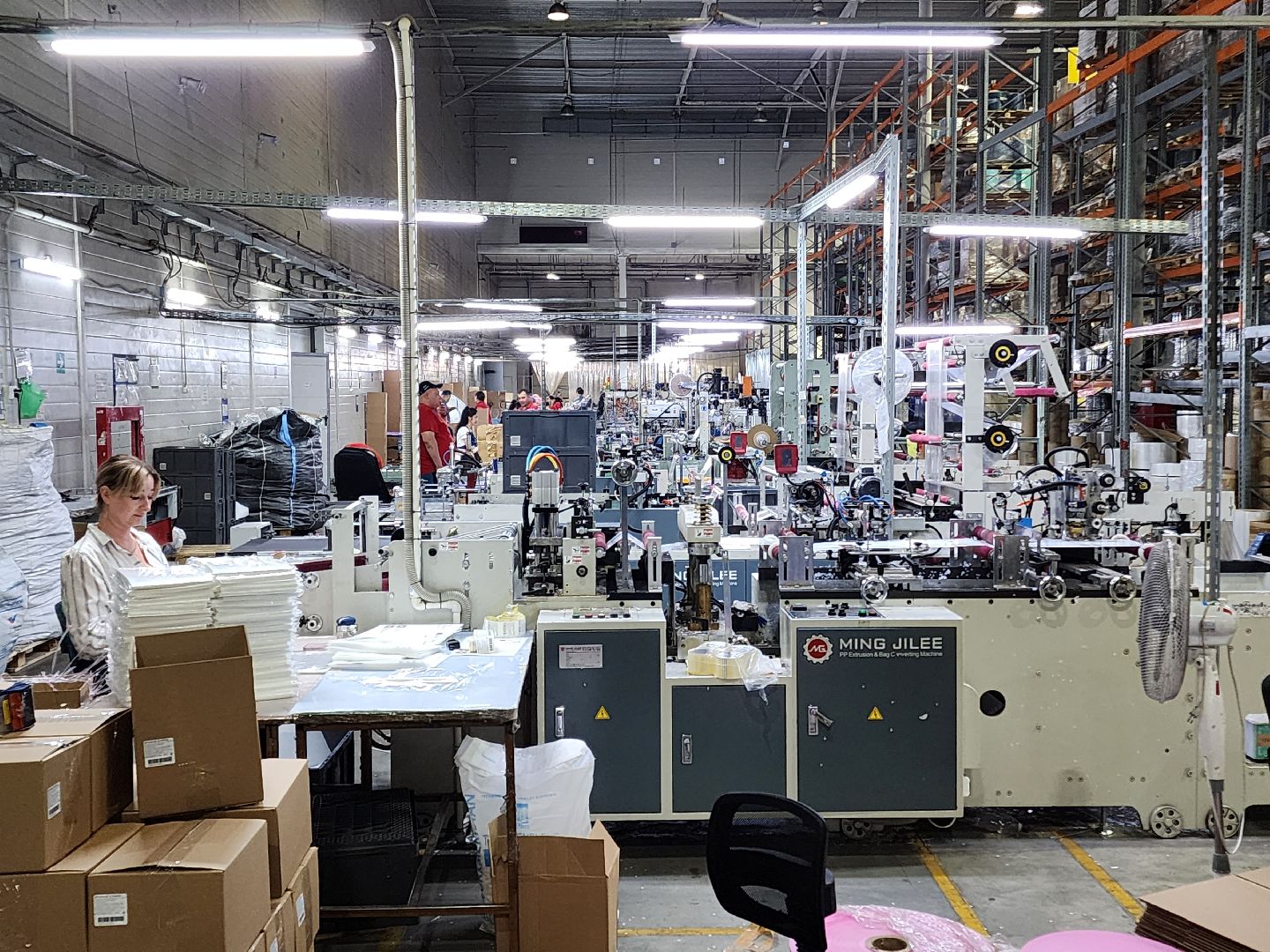 Чехов, мебельная фабрика Бюрократ, производство канцелярских товаров, изготовление канцтоваров, папки, файлы, канцтовары из пластика, развитие производства,