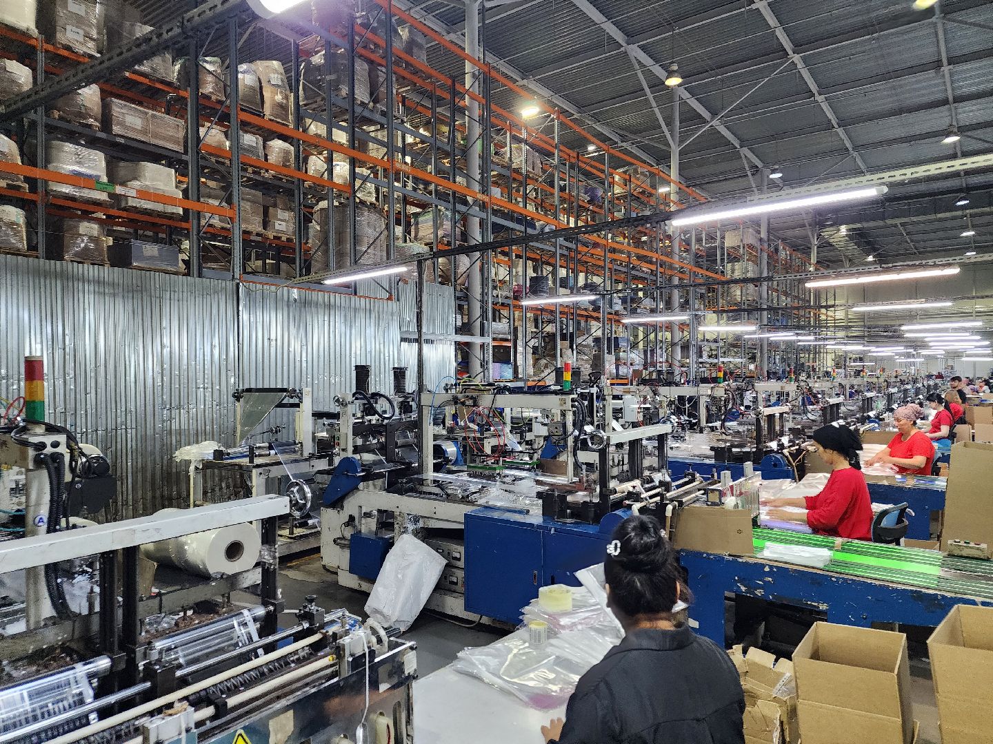 Чехов, мебельная фабрика Бюрократ, производство канцелярских товаров, изготовление канцтоваров, папки, файлы, канцтовары из пластика, развитие производства,