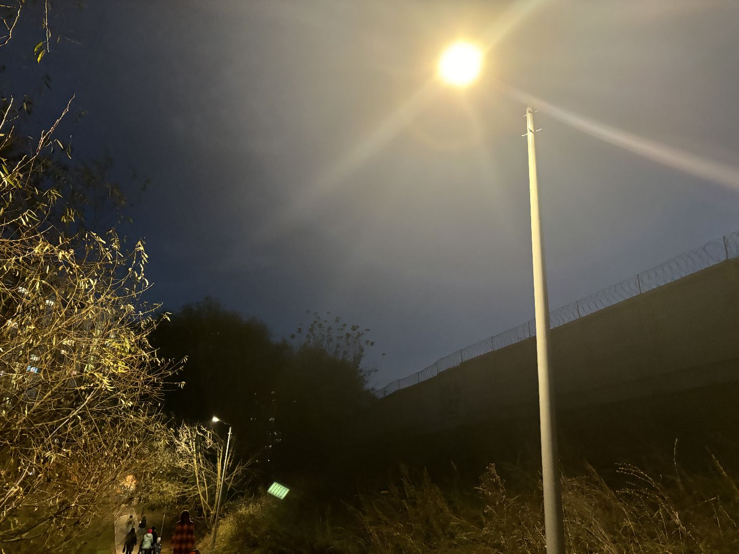 светлый город, освещение улиц, комфортная городская среда,