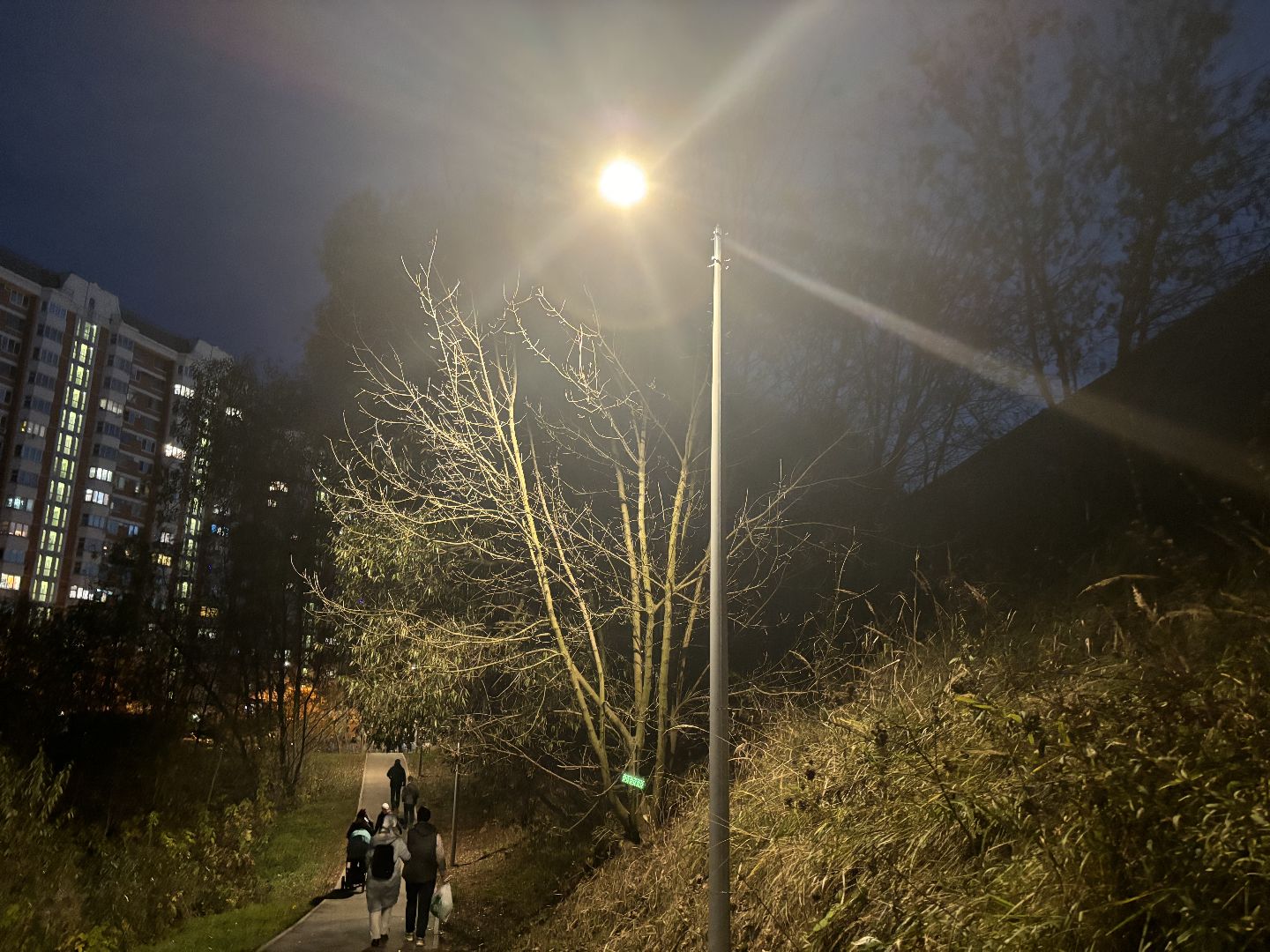 светлый город, освещение улиц, комфортная городская среда,