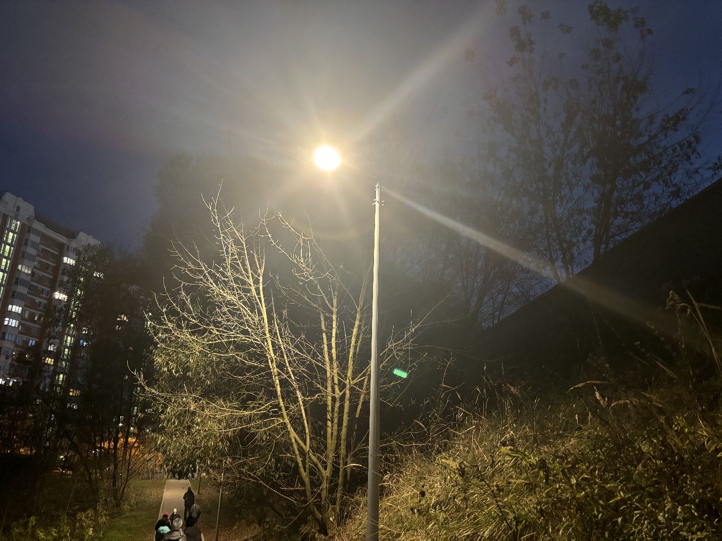 светлый город, освещение улиц, комфортная городская среда,