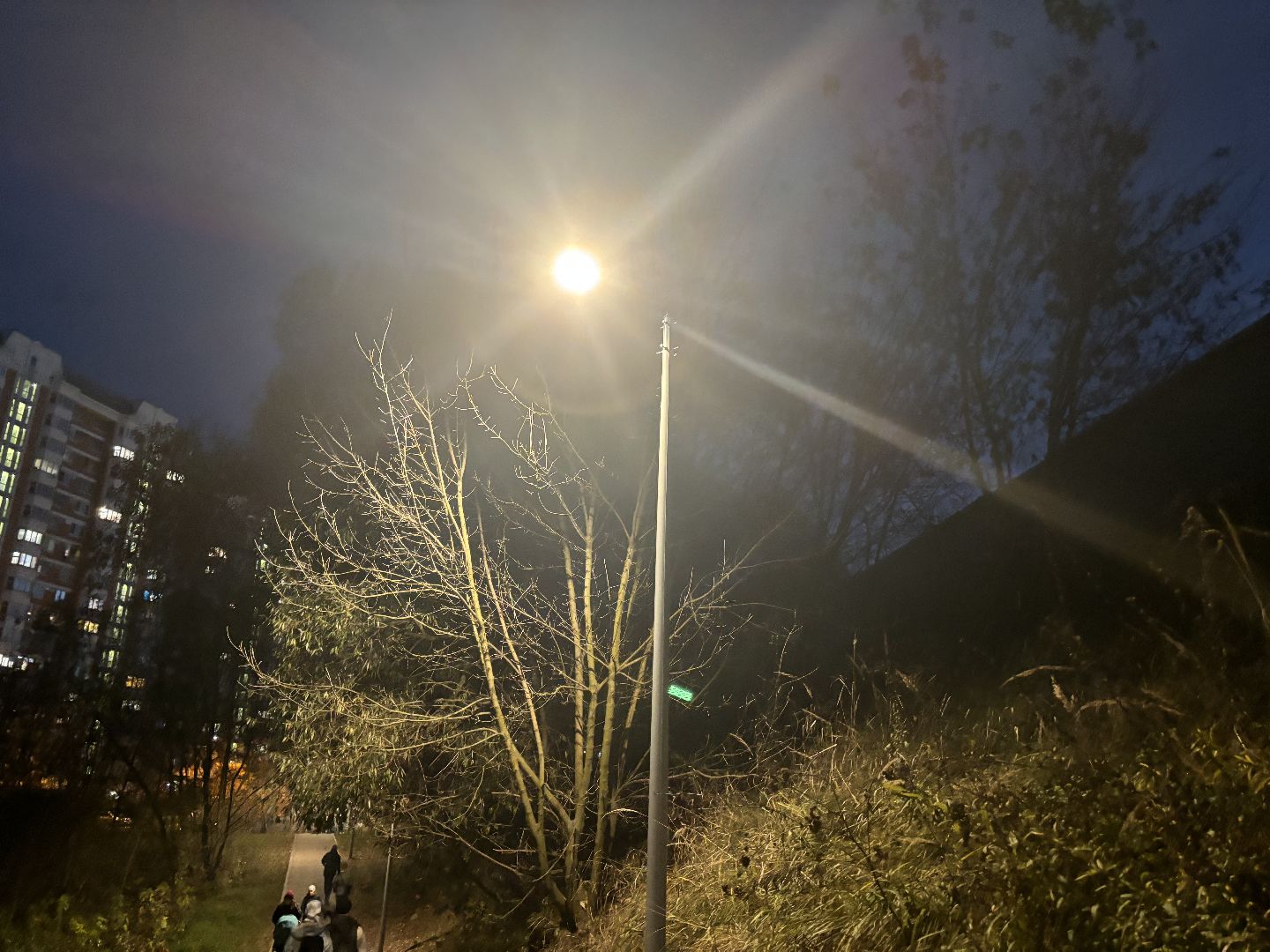 светлый город, освещение улиц, комфортная городская среда,