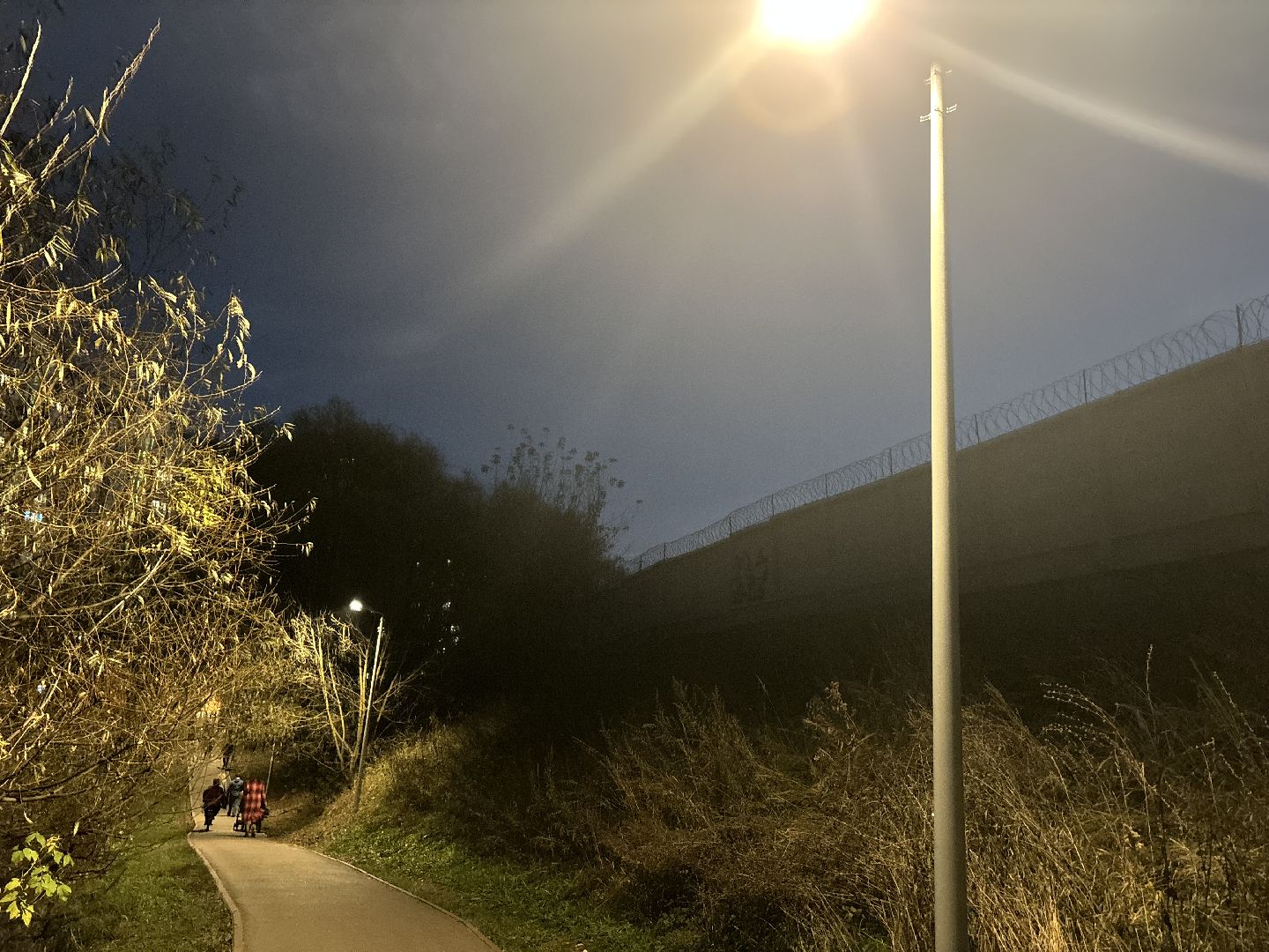 светлый город, освещение улиц, комфортная городская среда,