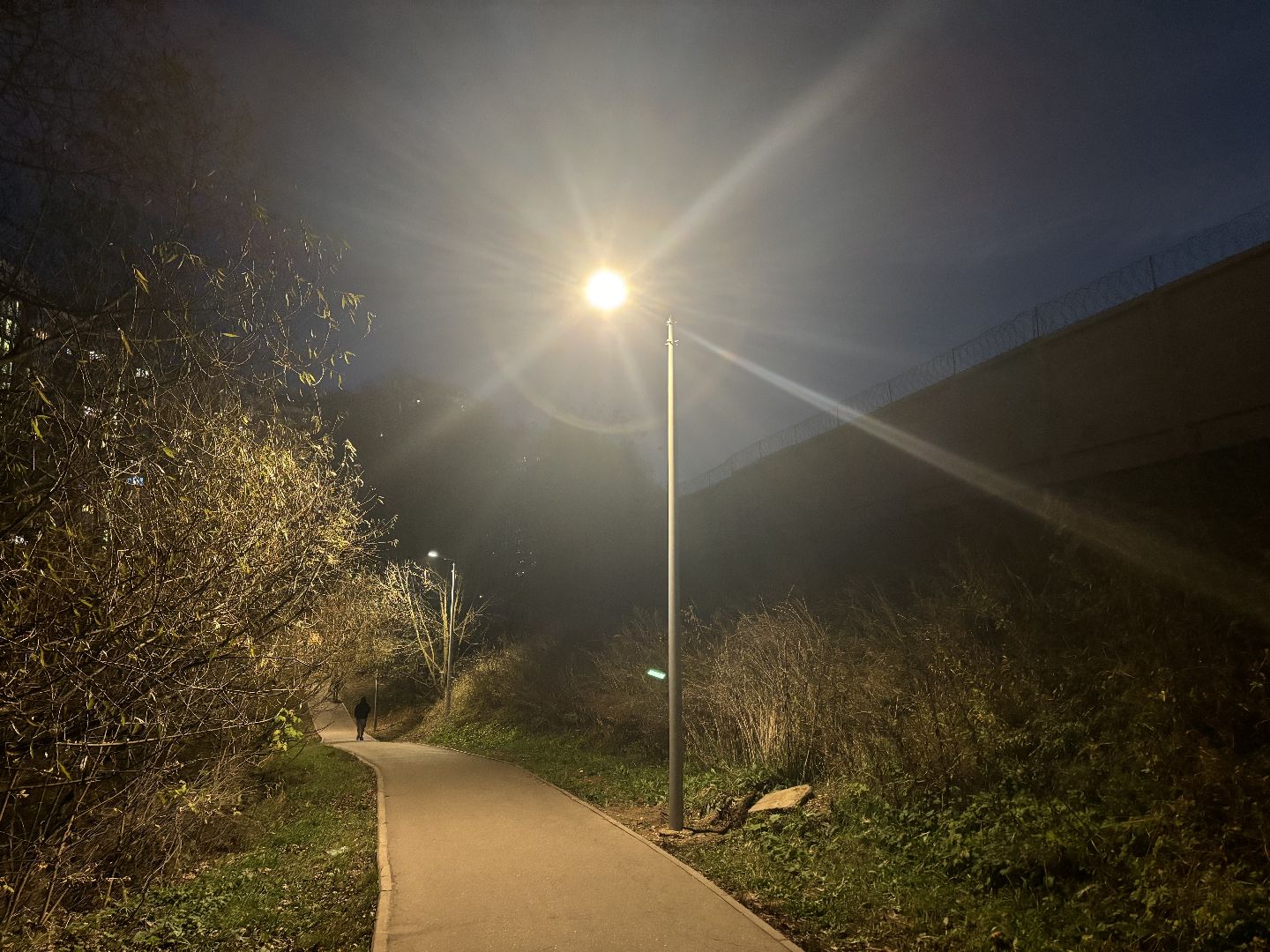 светлый город, освещение улиц, комфортная городская среда,