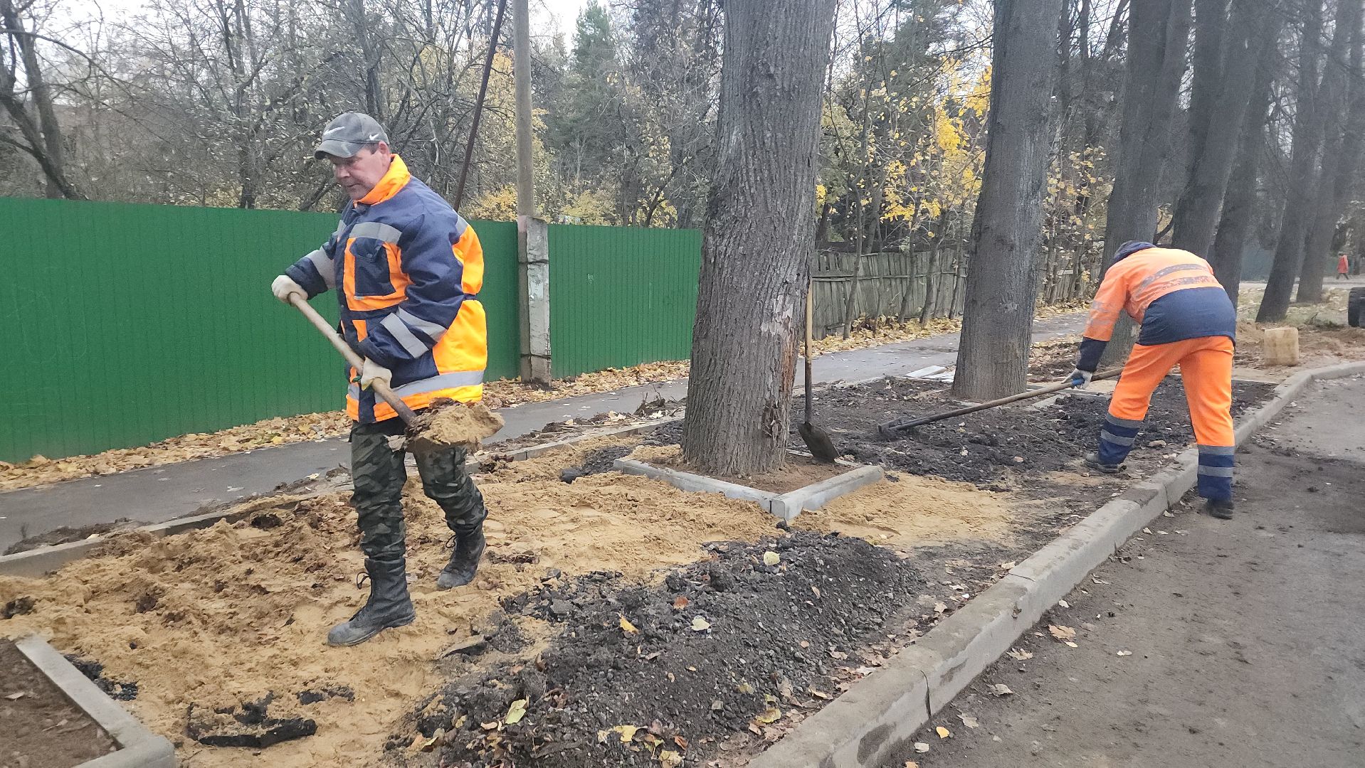 пушкино, автобусная остановка, площадка, жители, общественный транспорт, зеленые аллеи, липа,