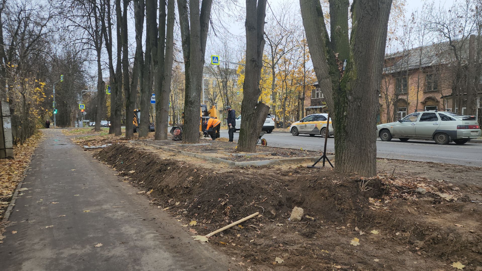 пушкино, автобусная остановка, площадка, жители, общественный транспорт, зеленые аллеи, липа,