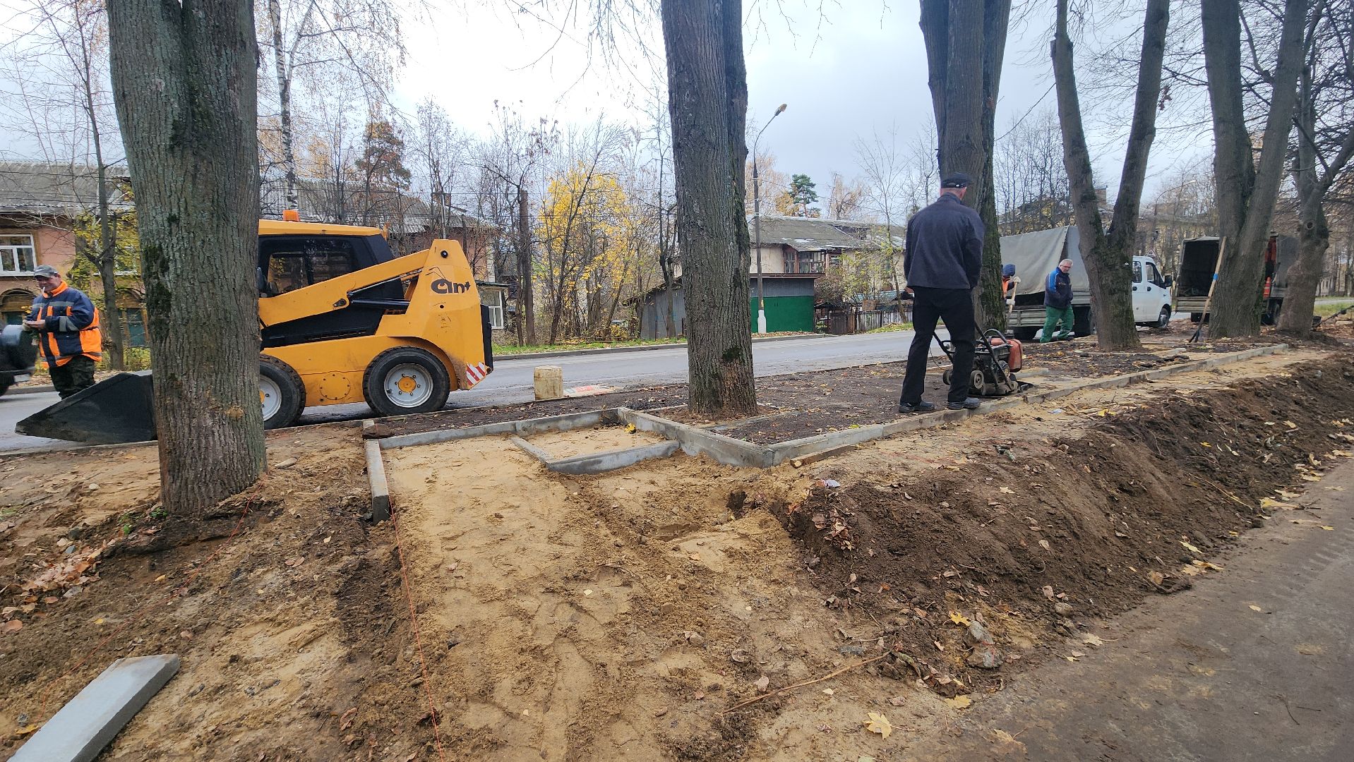 пушкино, автобусная остановка, площадка, жители, общественный транспорт, зеленые аллеи, липа,