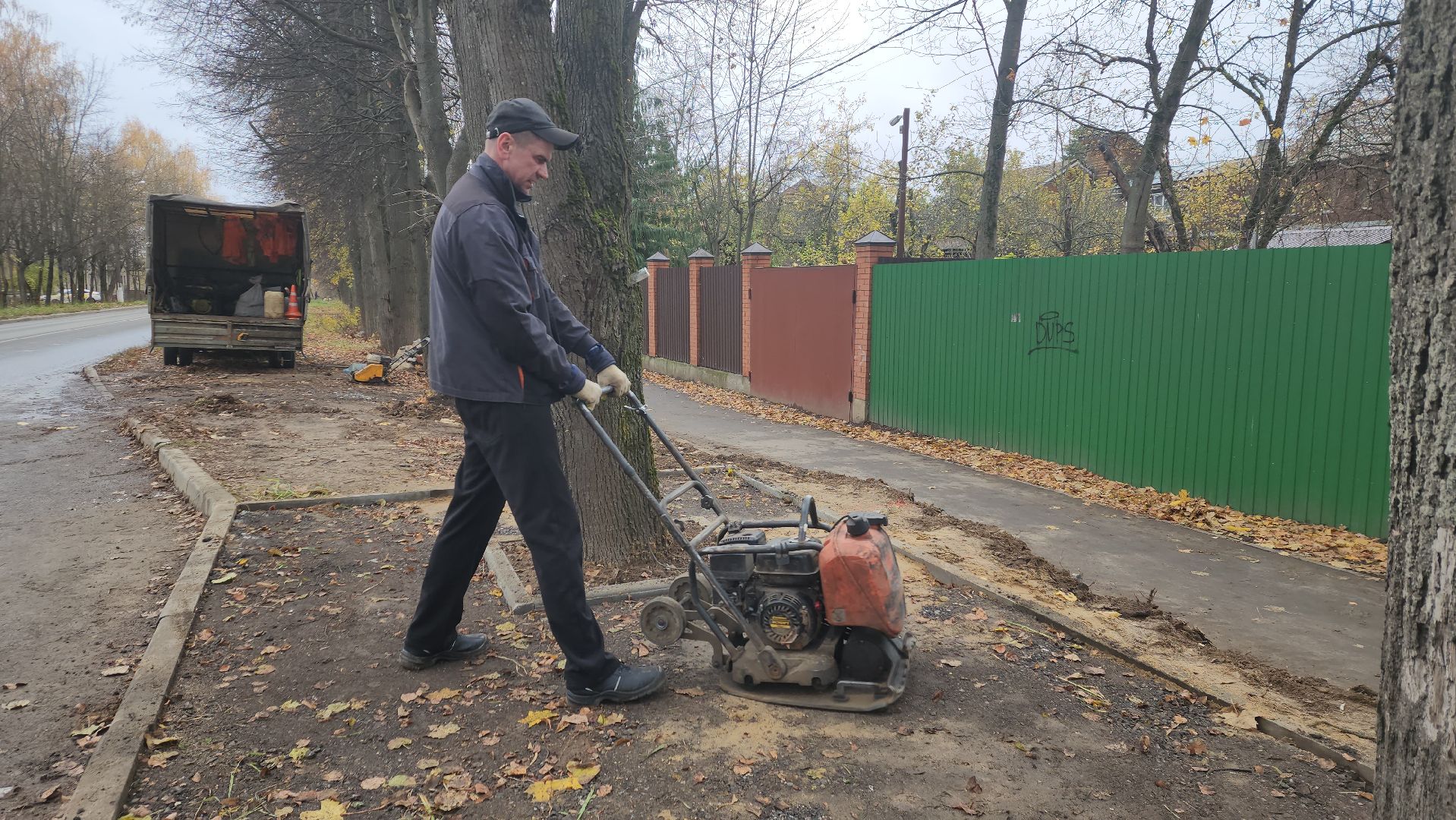 пушкино, автобусная остановка, площадка, жители, общественный транспорт, зеленые аллеи, липа,