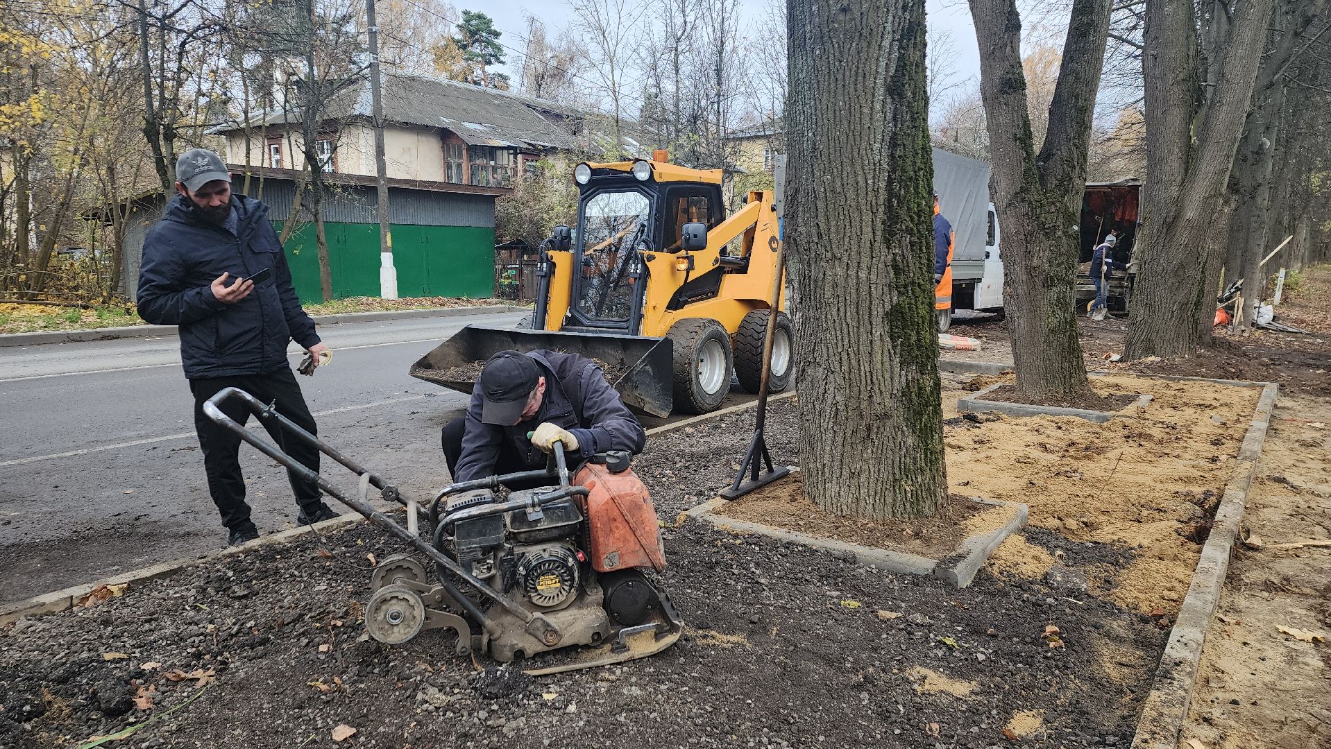 пушкино, автобусная остановка, площадка, жители, общественный транспорт, зеленые аллеи, липа,