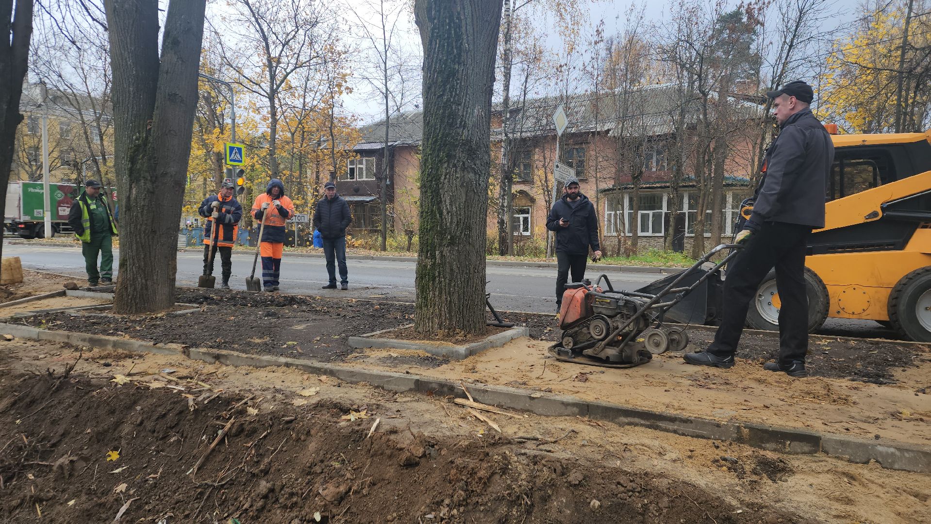 пушкино, автобусная остановка, площадка, жители, общественный транспорт, зеленые аллеи, липа,