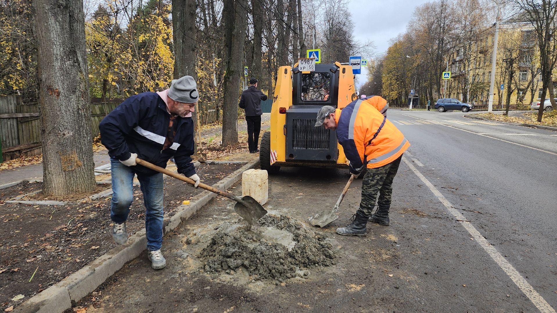пушкино, автобусная остановка, площадка, жители, общественный транспорт, зеленые аллеи, липа,