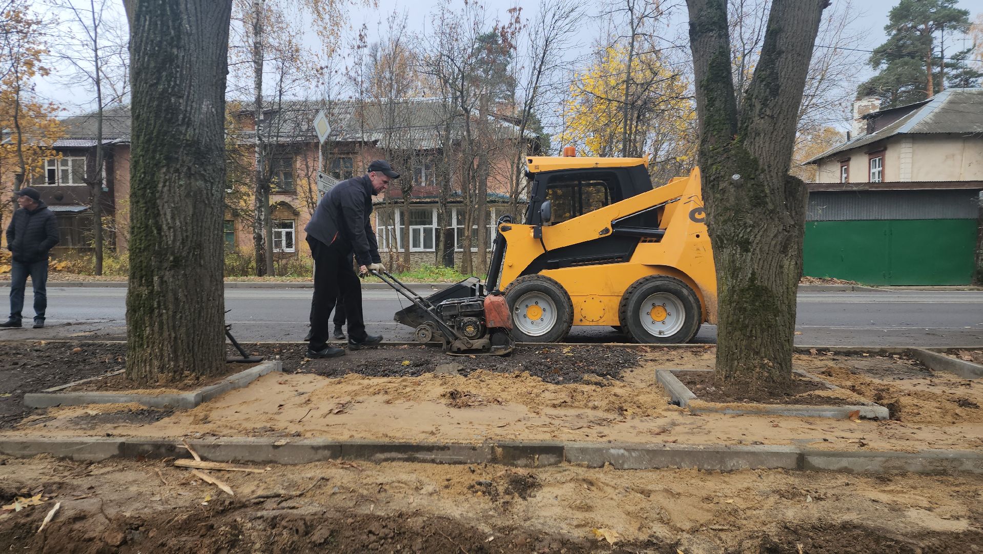 пушкино, автобусная остановка, площадка, жители, общественный транспорт, зеленые аллеи, липа,