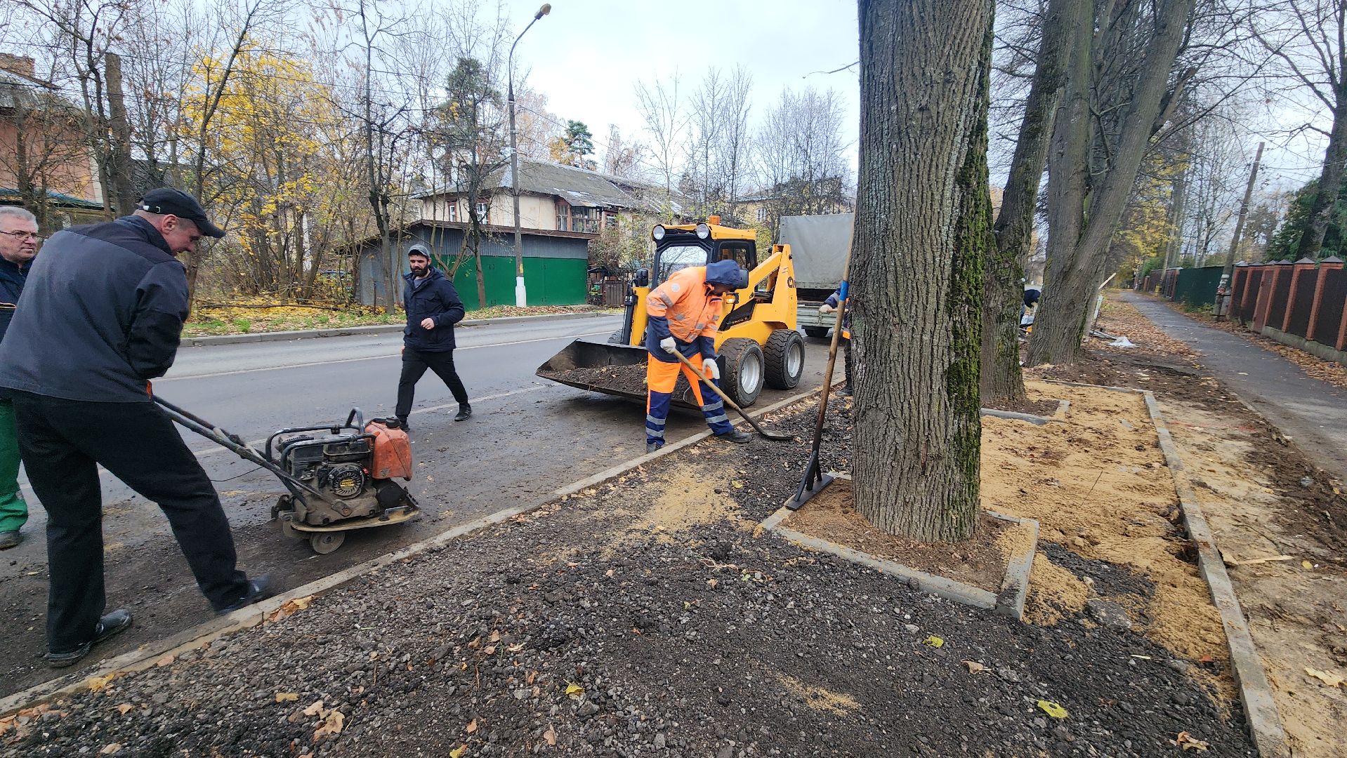 пушкино, автобусная остановка, площадка, жители, общественный транспорт, зеленые аллеи, липа,