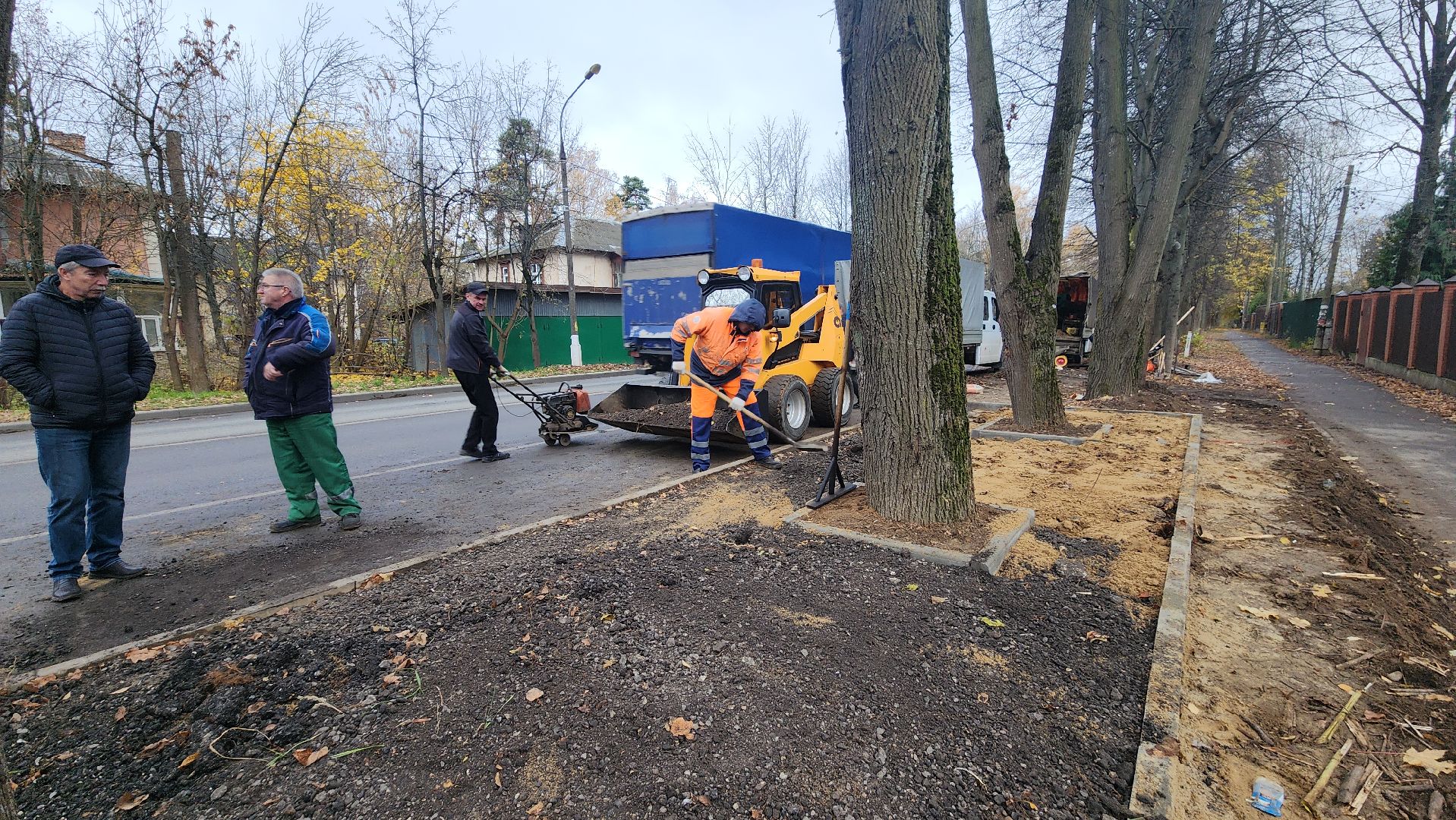 пушкино, автобусная остановка, площадка, жители, общественный транспорт, зеленые аллеи, липа,