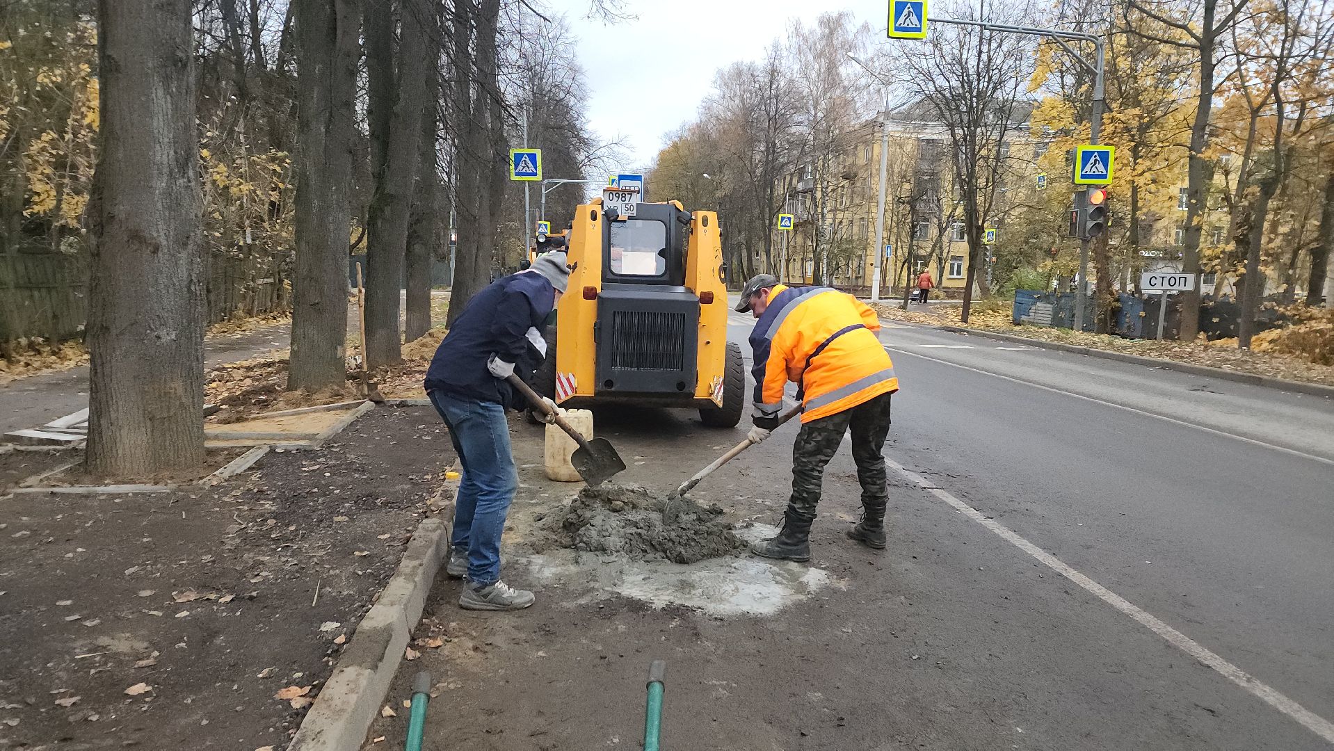 пушкино, автобусная остановка, площадка, жители, общественный транспорт, зеленые аллеи, липа,