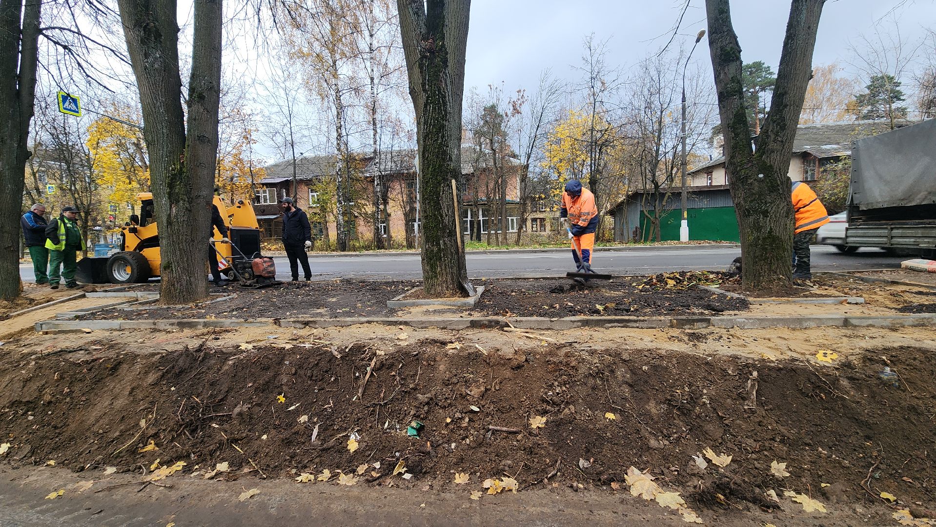 пушкино, автобусная остановка, площадка, жители, общественный транспорт, зеленые аллеи, липа,