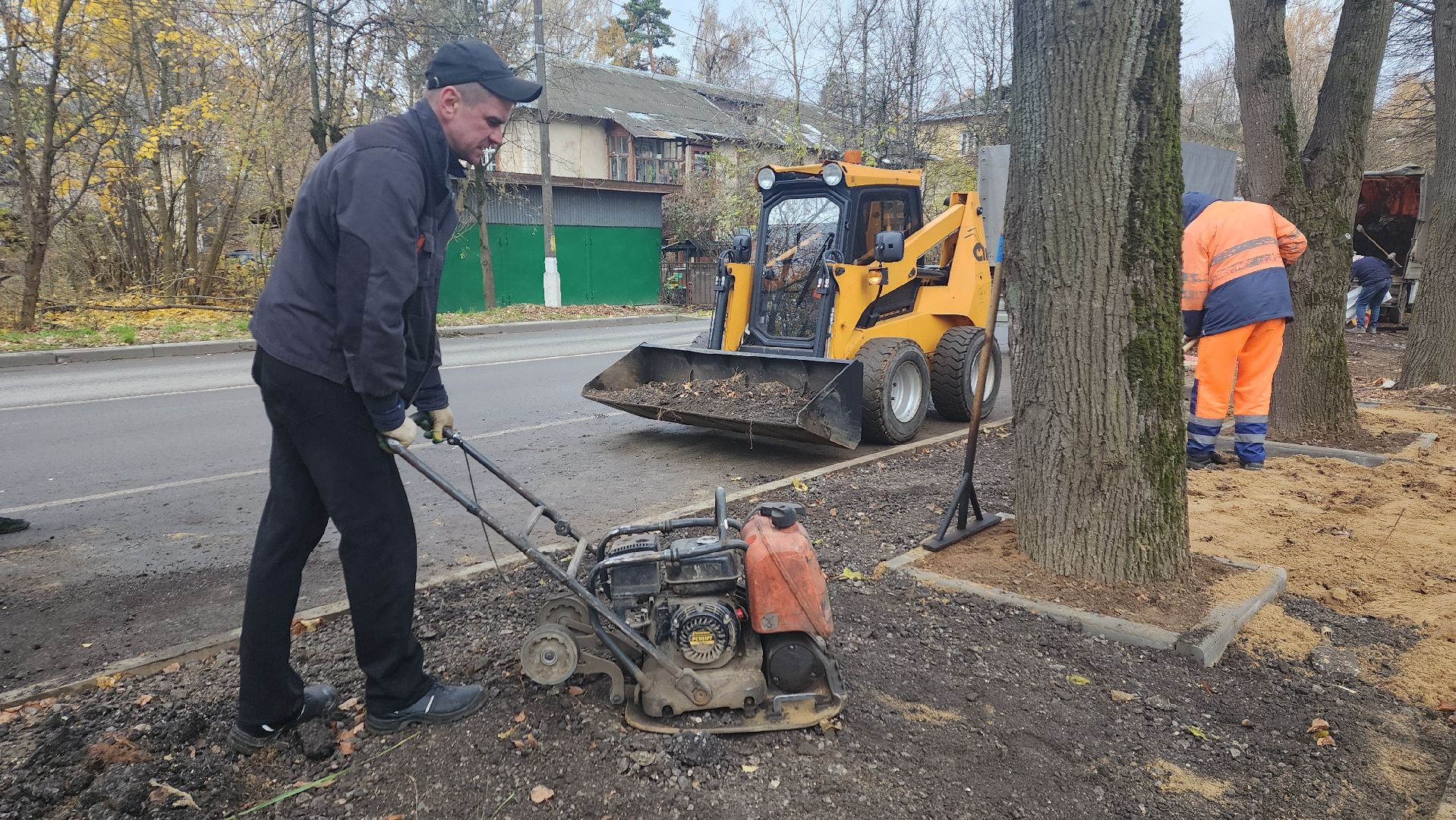 пушкино, автобусная остановка, площадка, жители, общественный транспорт, зеленые аллеи, липа,