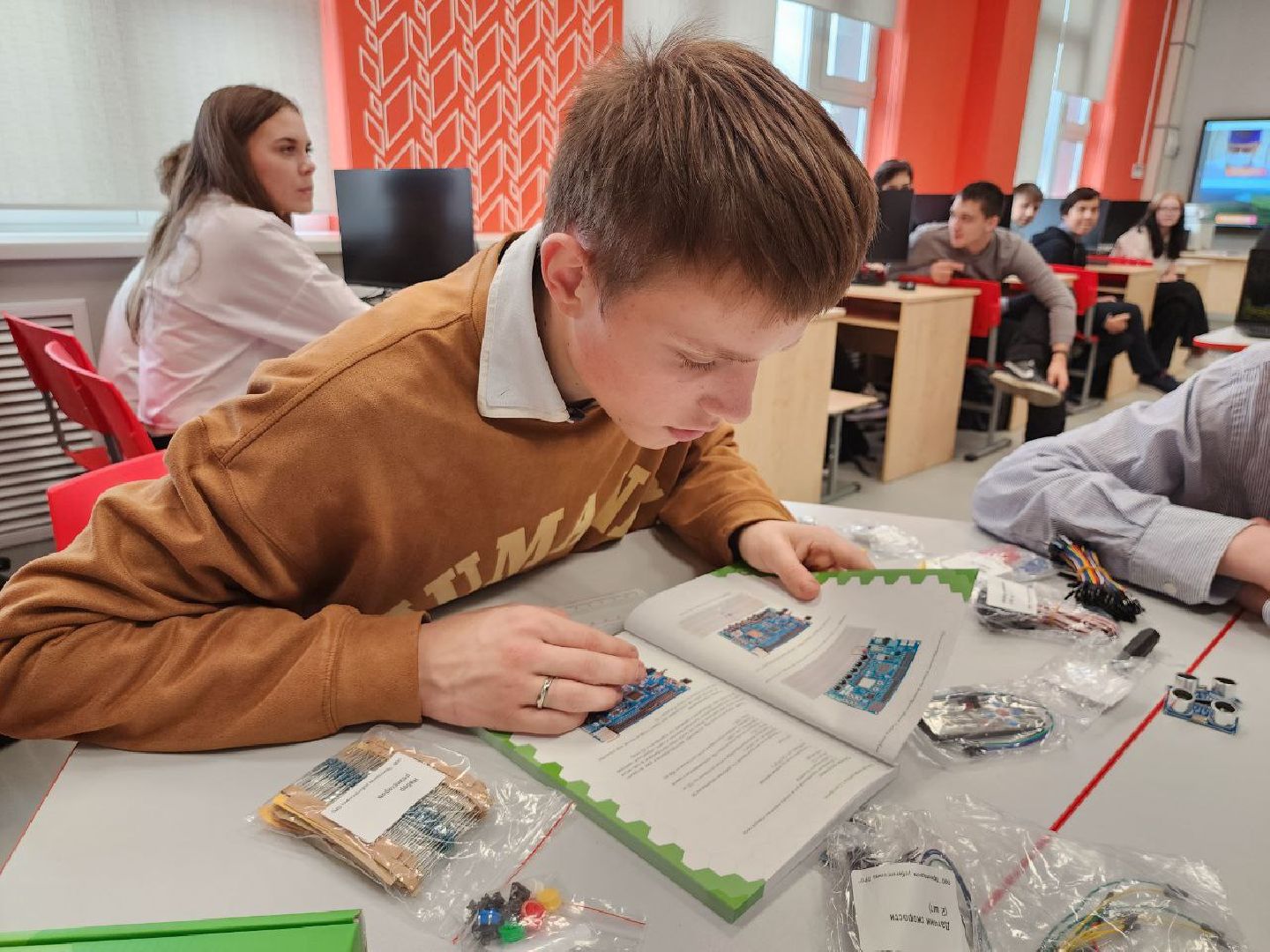 можайск, можайский городской округ, подмосковье, образование, образование в подмосковье, образование в можайске,точка роста, нацпроект, современная школа, образовательный центр, дети, школьники, гимназия 4,