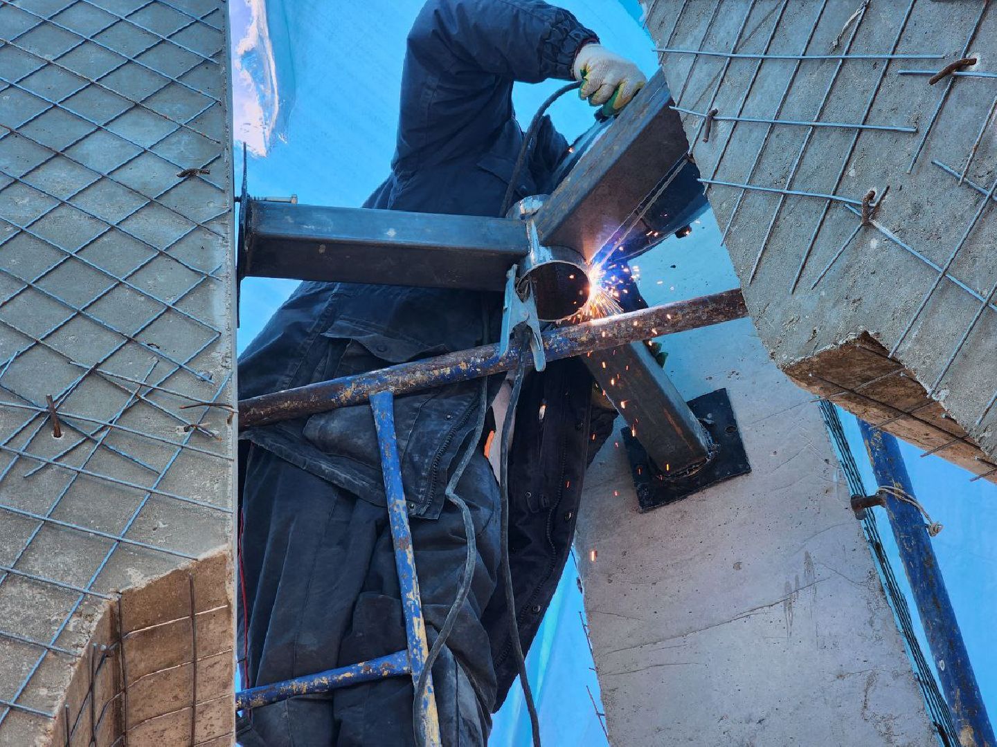 можайск, можайский городской округ, подмосковье, памятник, памятника Ветеранам локальных войн и военных конфликтов, возведение памятника, память, благоустройство, работы, вертикалки,