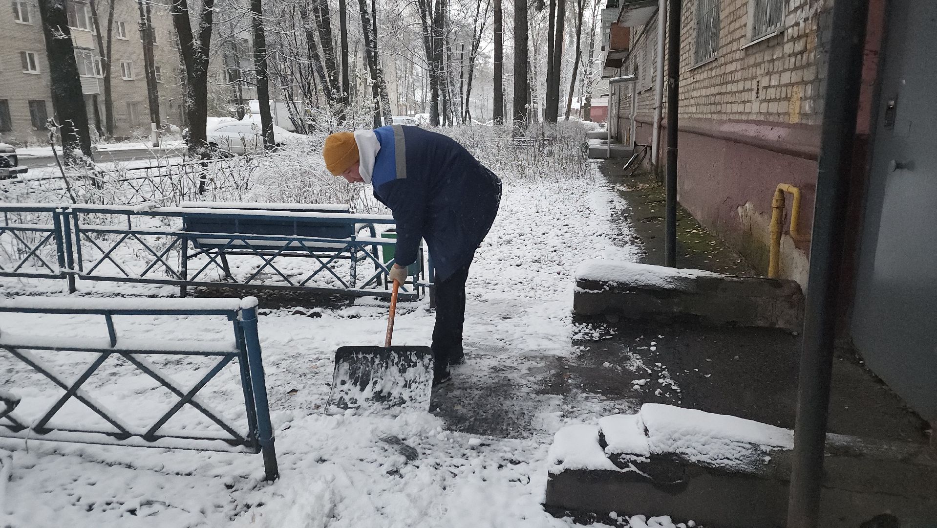 пушкино, первый снег, уборка снега, трактор, рабочие, лопаты, погода, вертикалки