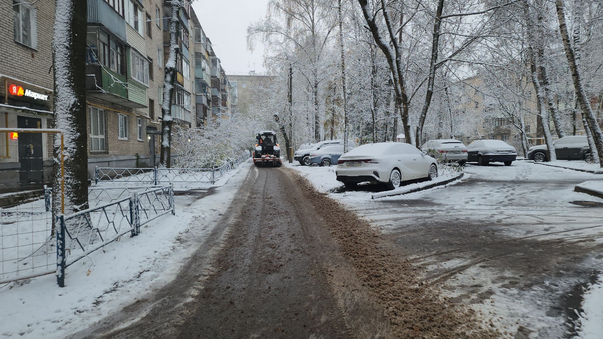 пушкино, первый снег, уборка снега, трактор, рабочие, лопаты, погода, вертикалки