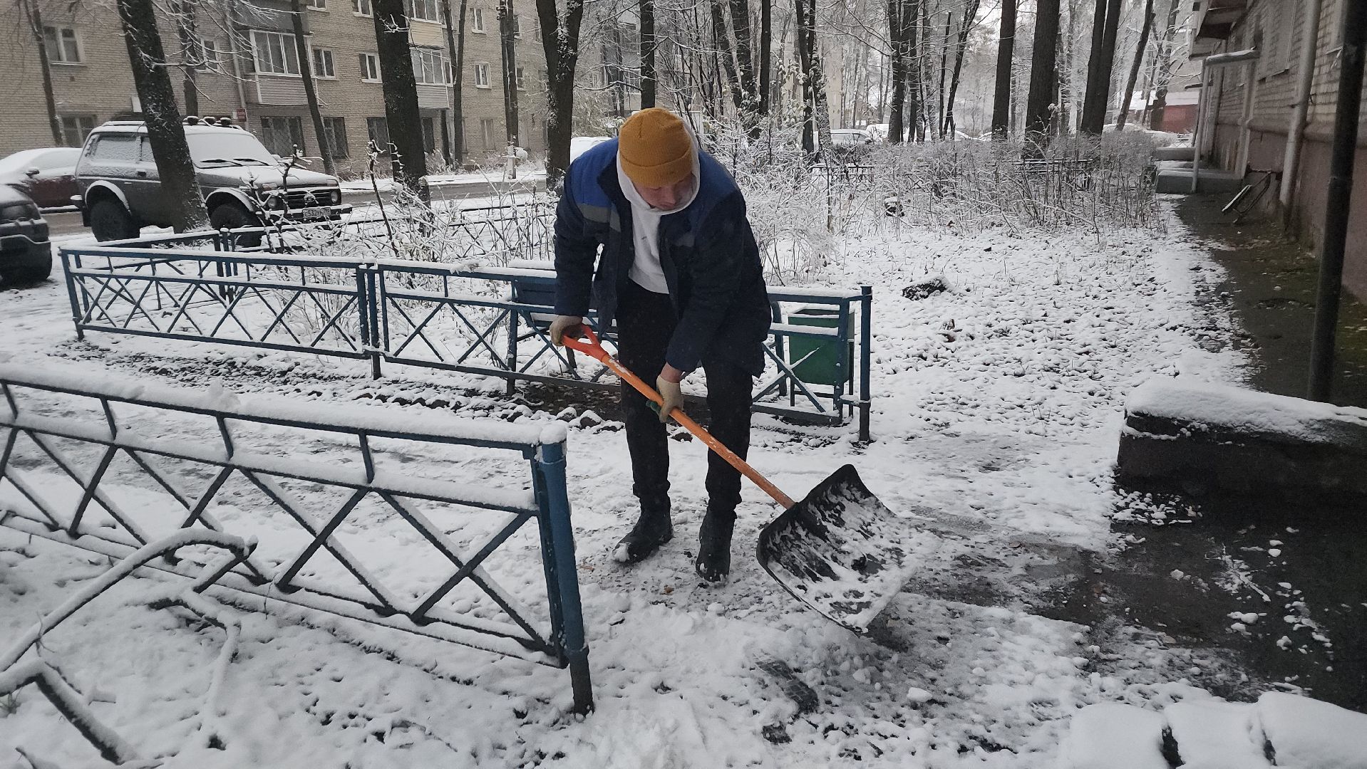 пушкино, первый снег, уборка снега, трактор, рабочие, лопаты, погода, вертикалки