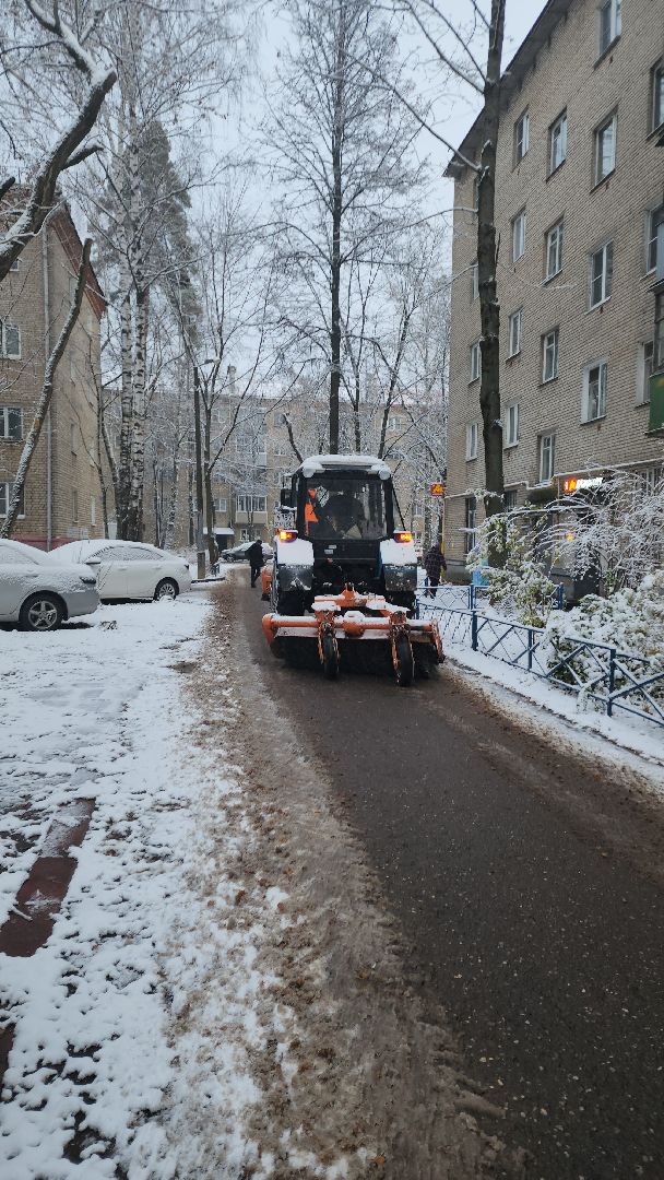 пушкино, первый снег, уборка снега, трактор, рабочие, лопаты, погода, вертикалки