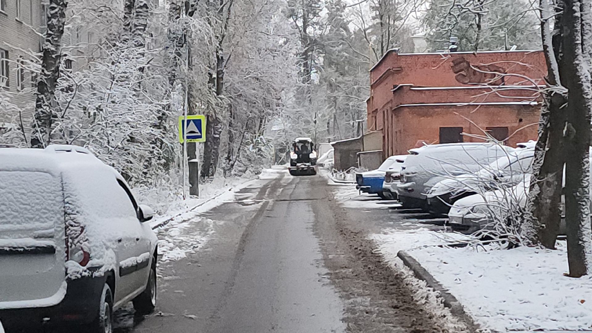 пушкино, первый снег, уборка снега, трактор, рабочие, лопаты, погода, вертикалки