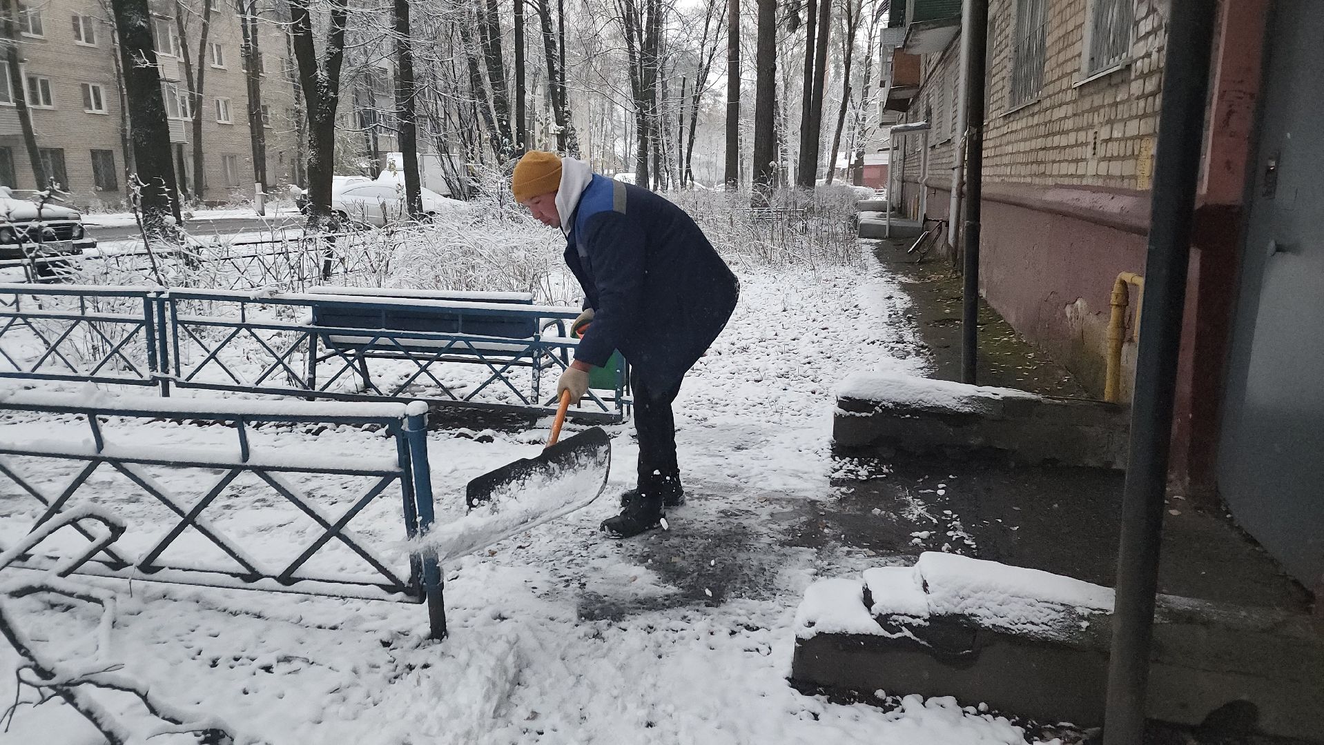 пушкино, первый снег, уборка снега, трактор, рабочие, лопаты, погода, вертикалки