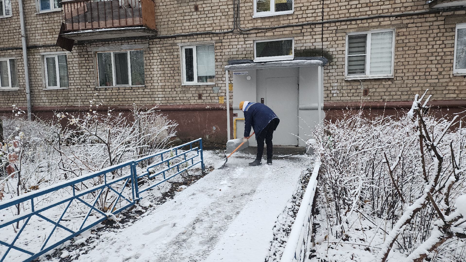 пушкино, первый снег, уборка снега, трактор, рабочие, лопаты, погода, вертикалки