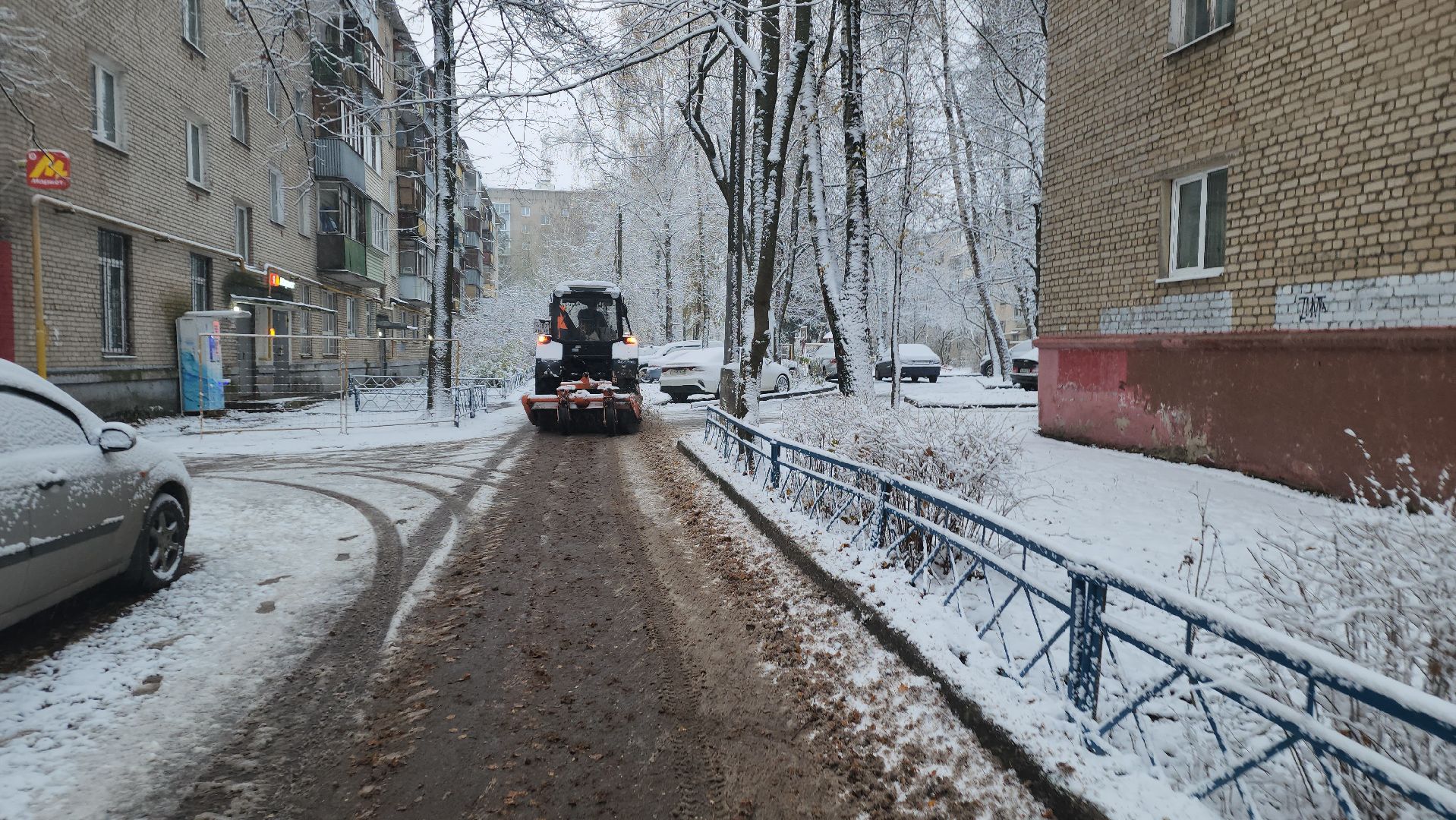 пушкино, первый снег, уборка снега, трактор, рабочие, лопаты, погода, вертикалки