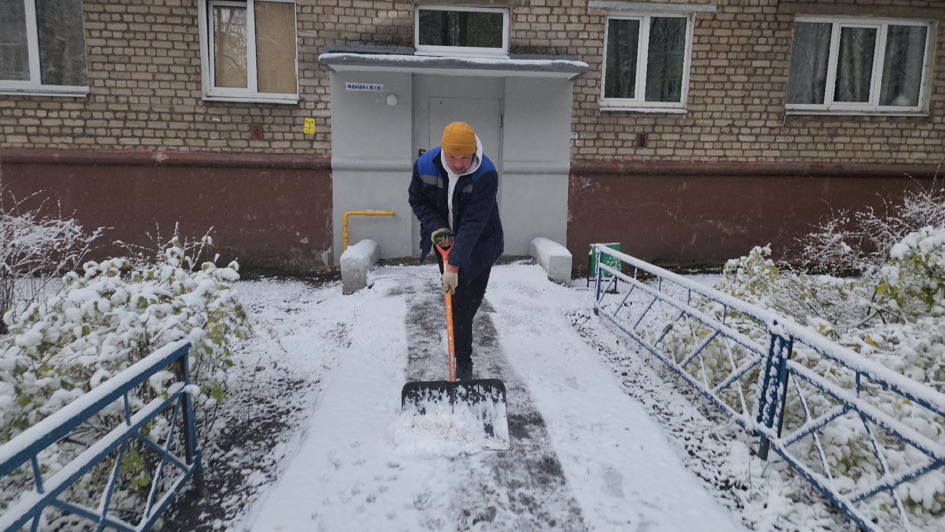 пушкино, первый снег, уборка снега, трактор, рабочие, лопаты, погода, вертикалки