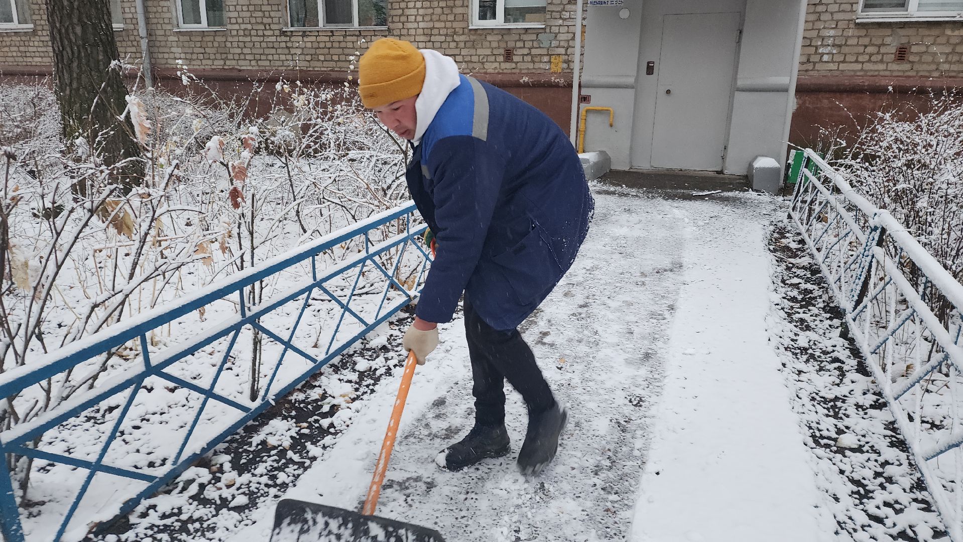пушкино, первый снег, уборка снега, трактор, рабочие, лопаты, погода, вертикалки