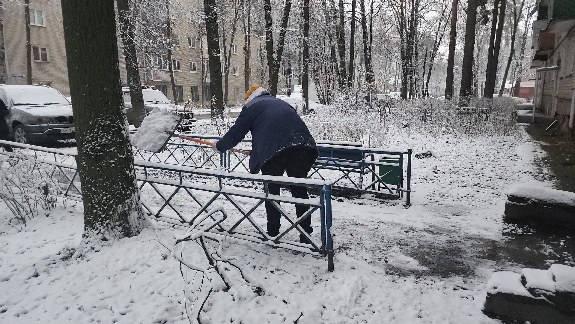 пушкино, первый снег, уборка снега, трактор, рабочие, лопаты, погода, вертикалки